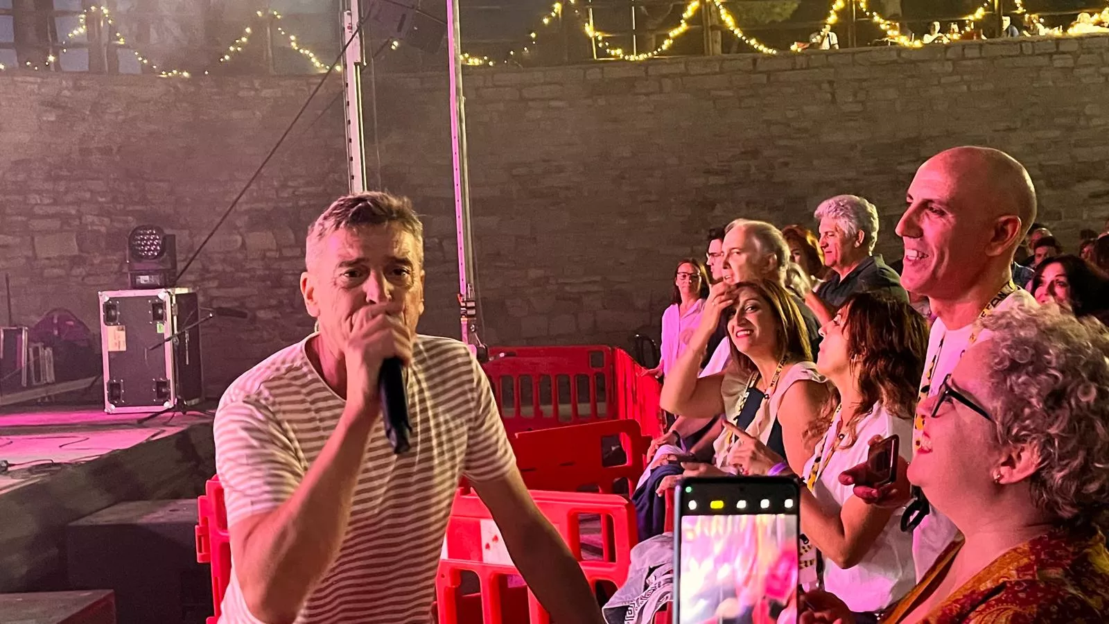 Actuación de Javier Ojeda en el Metro Festival 2025 en Almudévar. Foto Mercedes Manterola