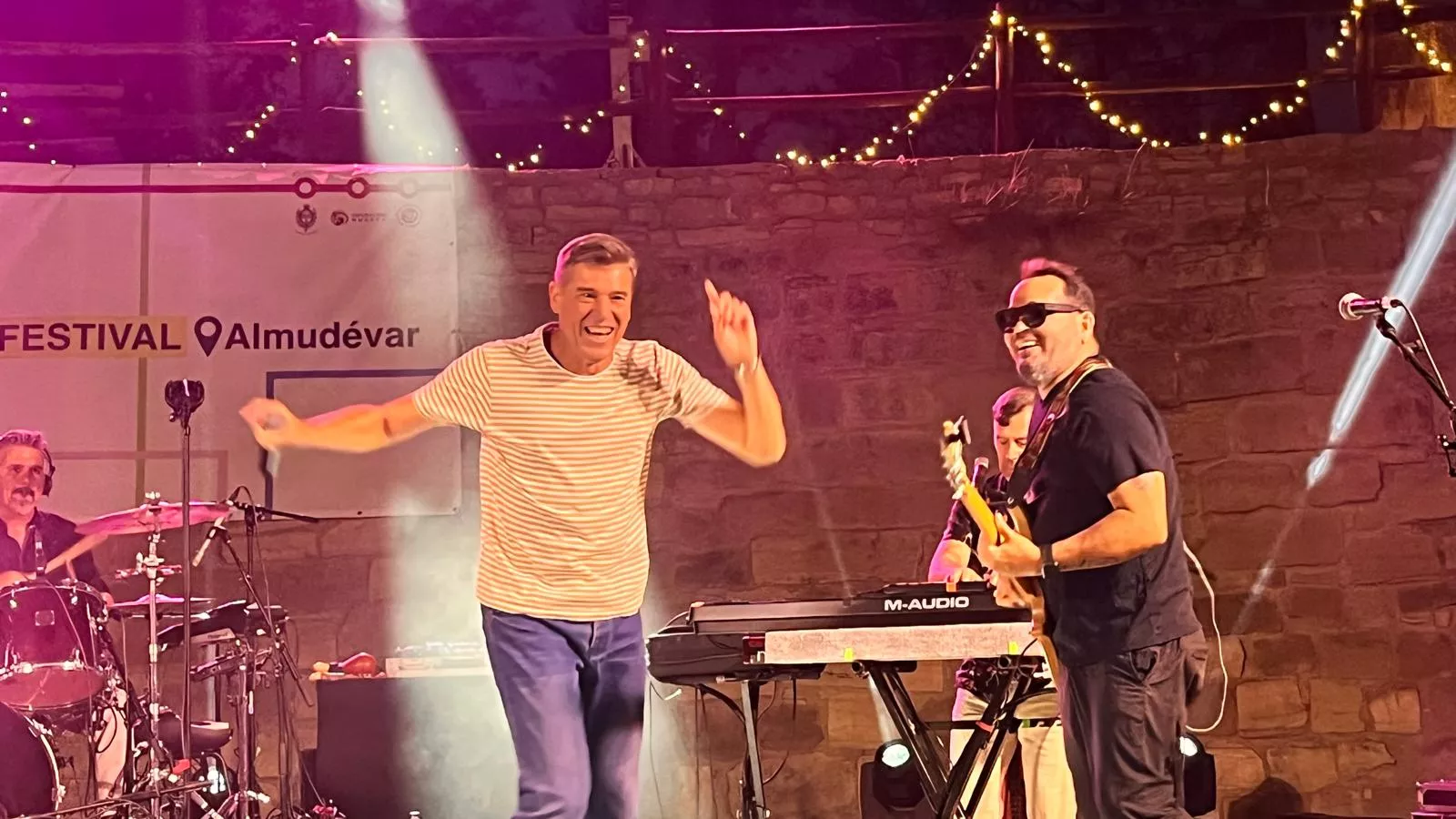 Actuación de Javier Ojeda en el Metro Festival 2025 en Almudévar. Foto Mercedes Manterola