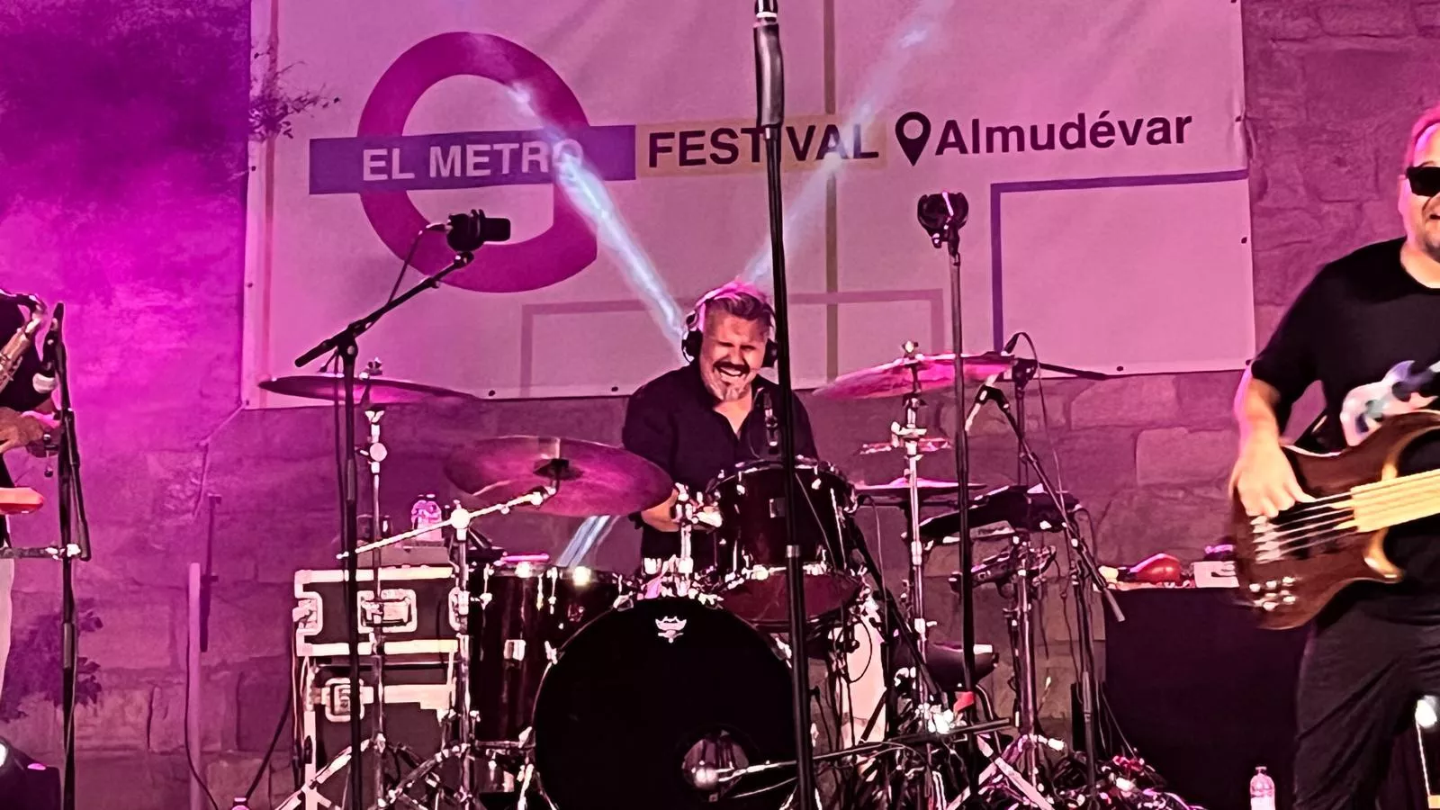 Actuación de Javier Ojeda en el Metro Festival 2025 en Almudévar. Foto Mercedes Manterola