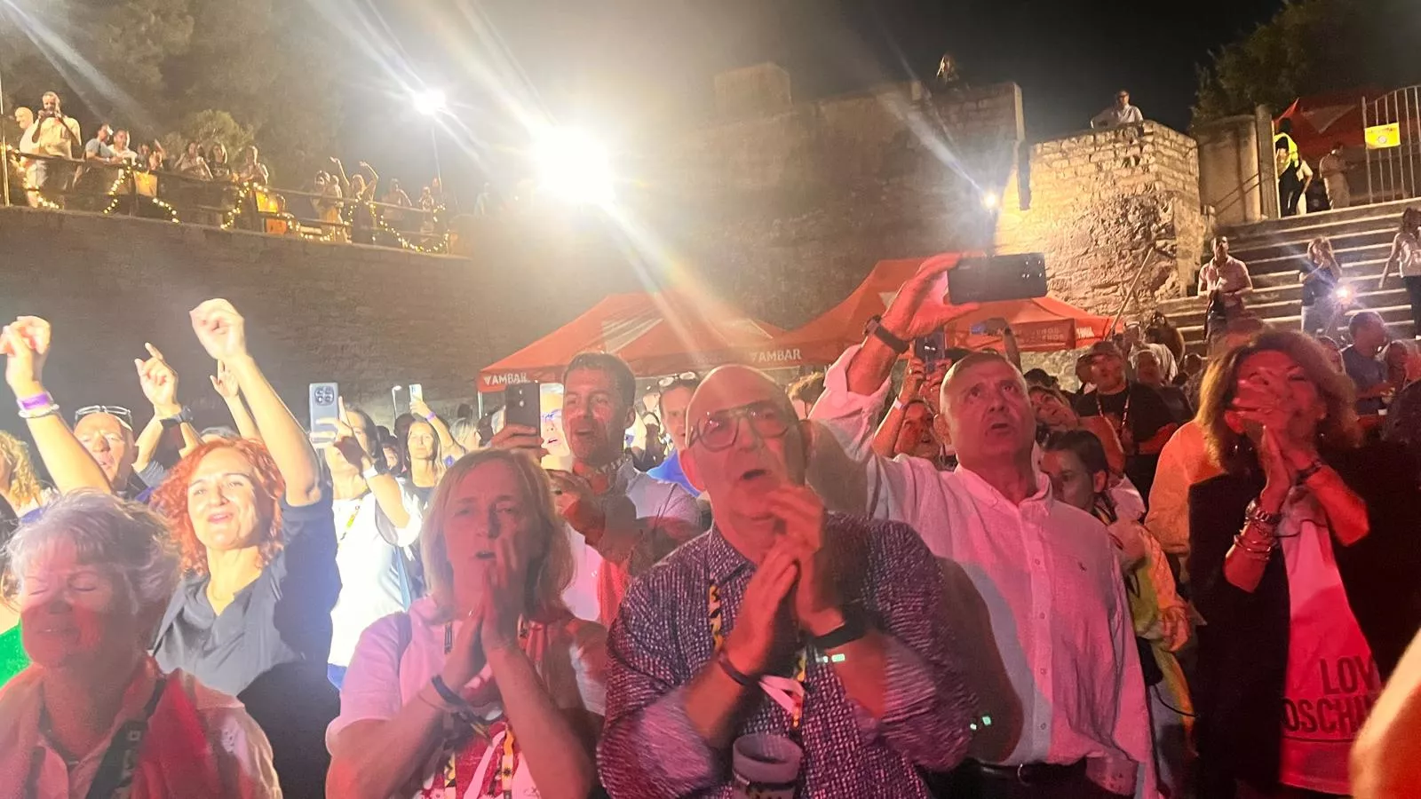 Actuación de Javier Ojeda en el Metro Festival 2025 en Almudévar. Foto Mercedes Manterola