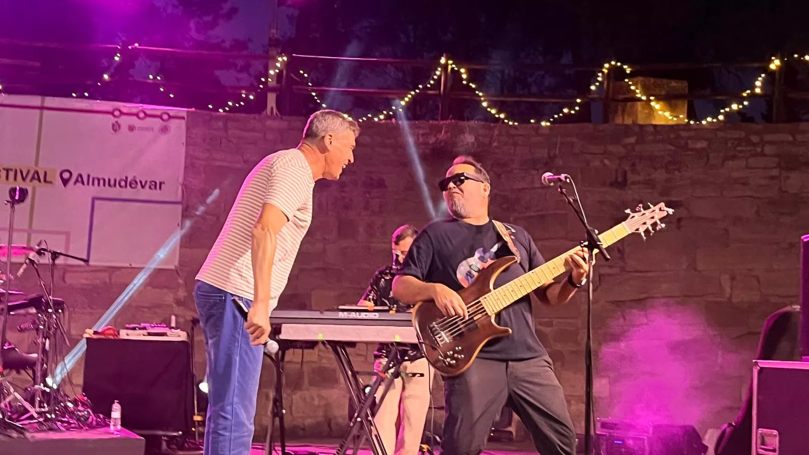 Actuación de Javier Ojeda en el Metro Festival 2025 en Almudévar. Foto Mercedes Manterola