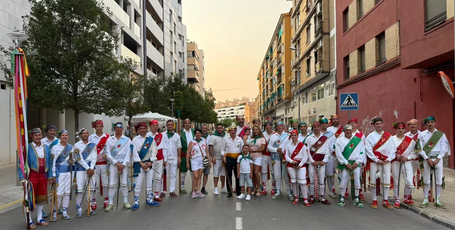 Ailen con su familia y los Danzantes de Huesca en San Lorenzo.