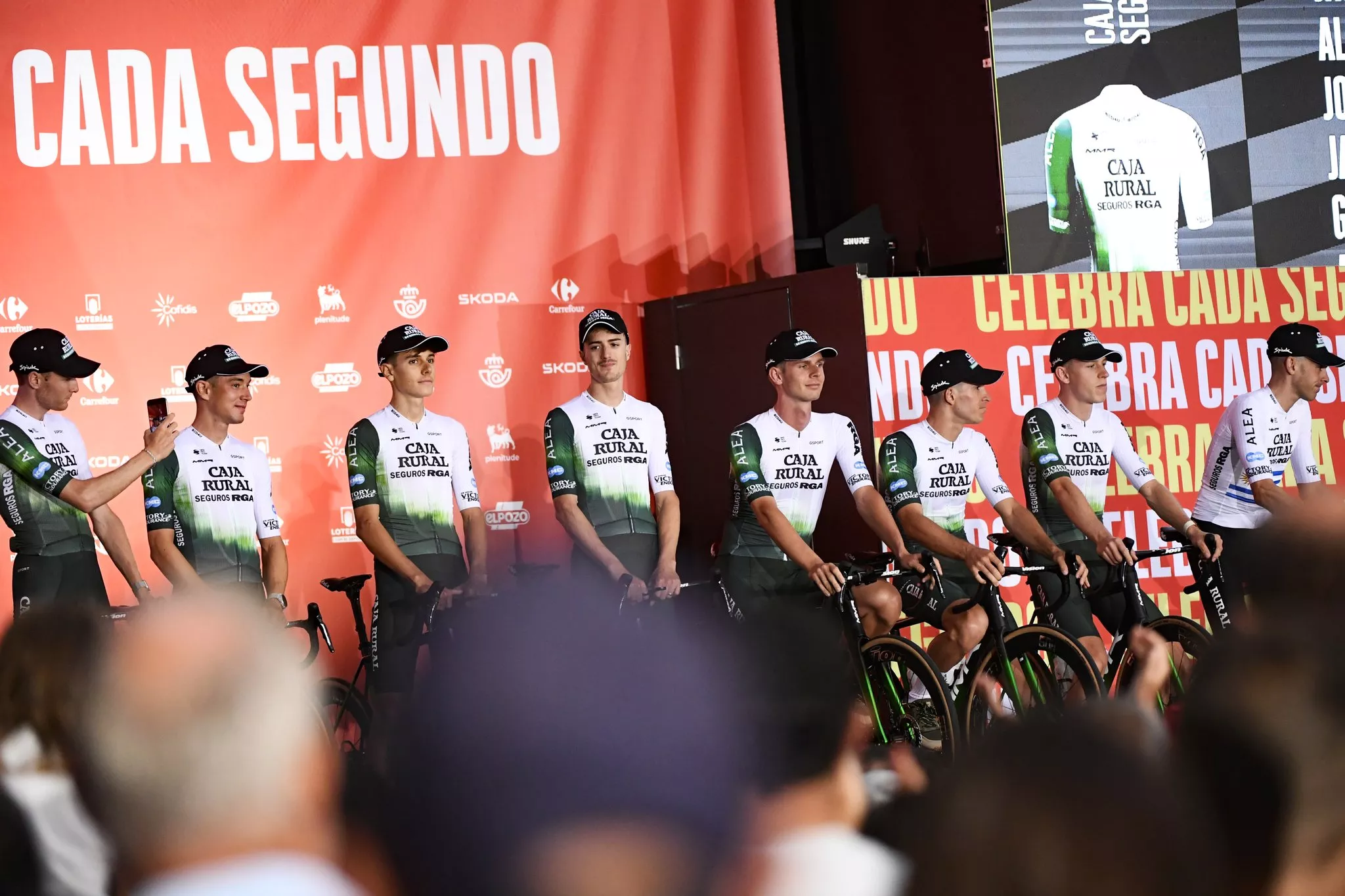 Barceló, junto a sus compañeros de equipo, en la presentación en Italia. Foto: Caja Rural