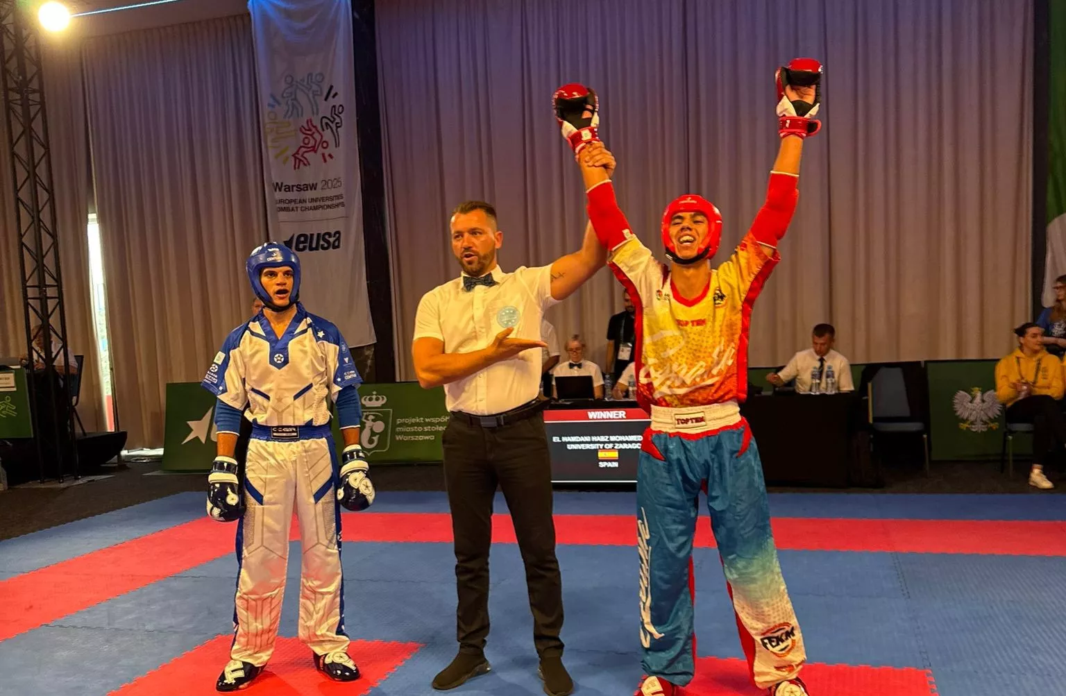 El Hamdani levanta los brazos tras ganar en cuartos de final.