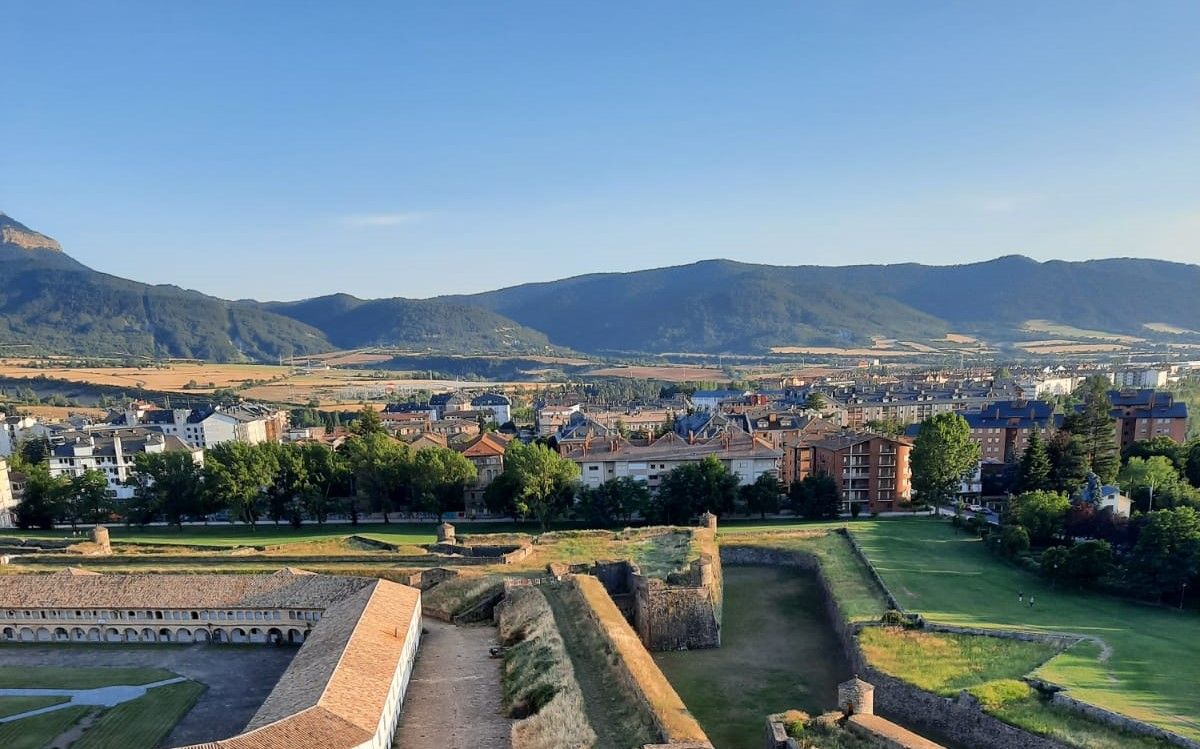Vista de la ciudad de Jaca, donde están alojados los migrantes Vista de la ciudad de Jaca, donde están alojados los migrantes