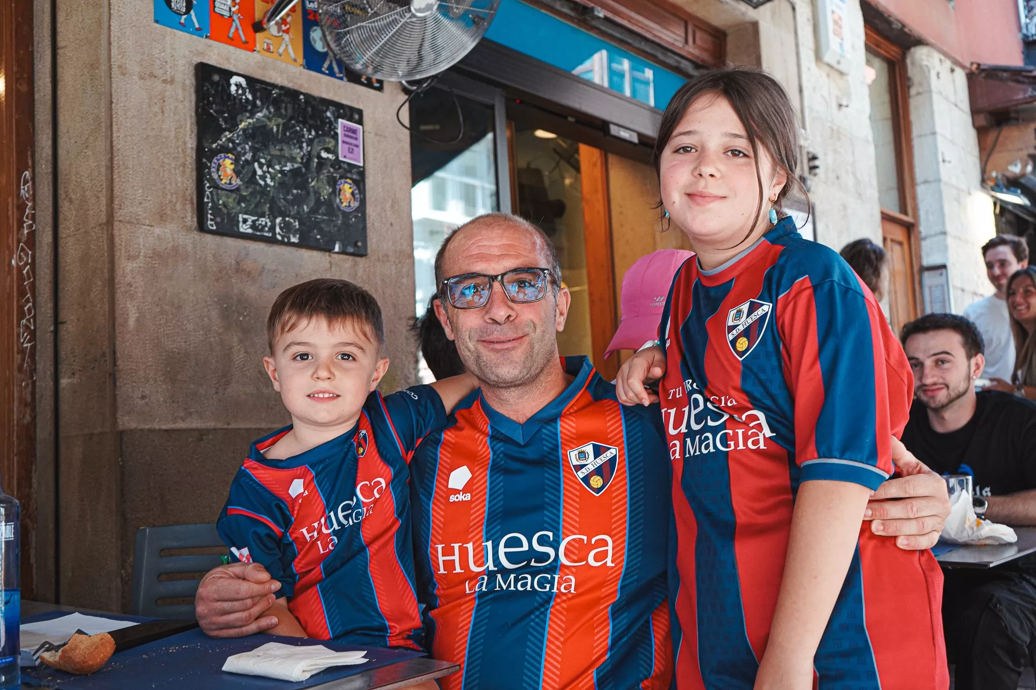 la afición del Huesca en Vitoria