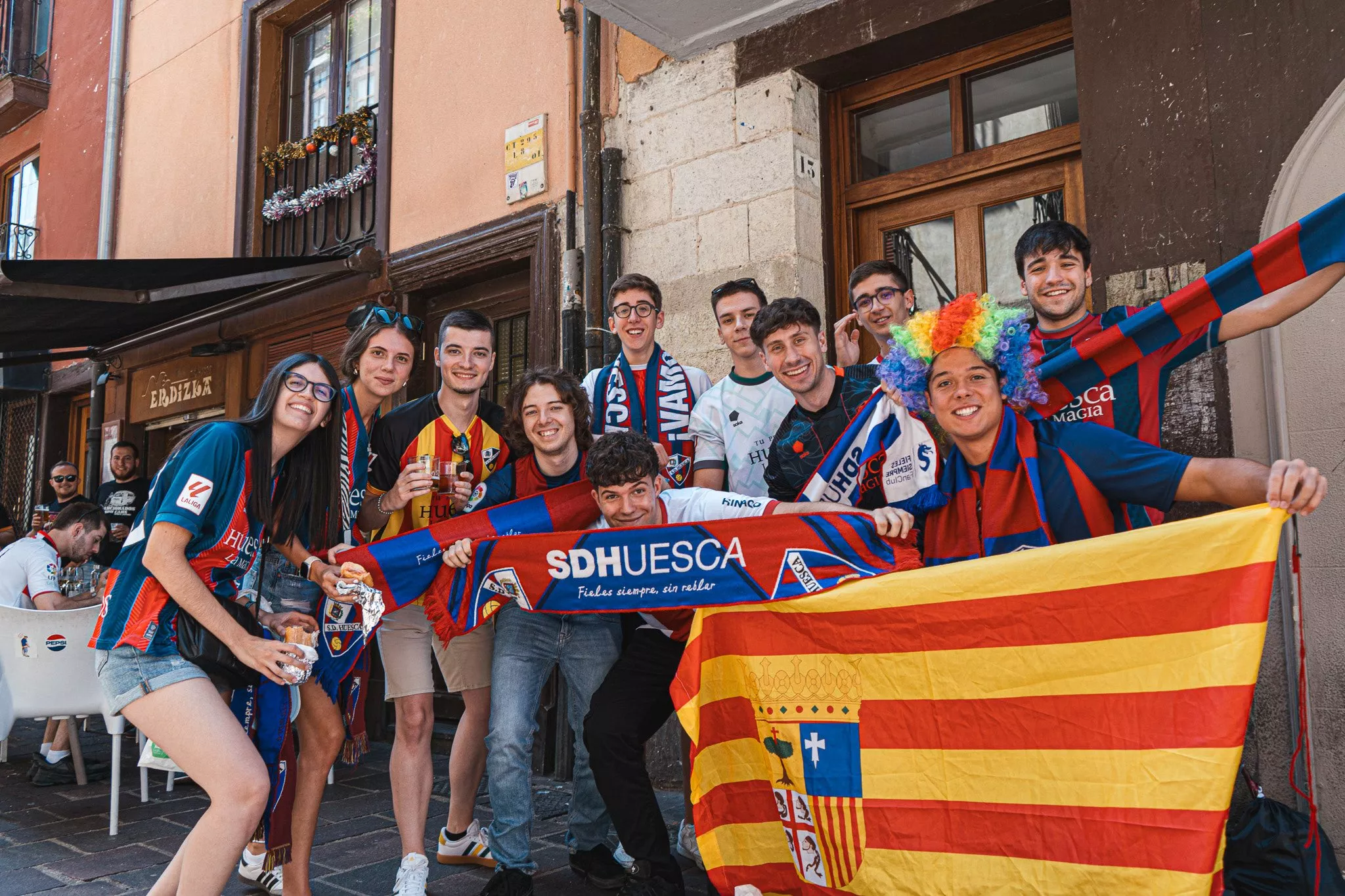 la afición del Huesca en Vitoria