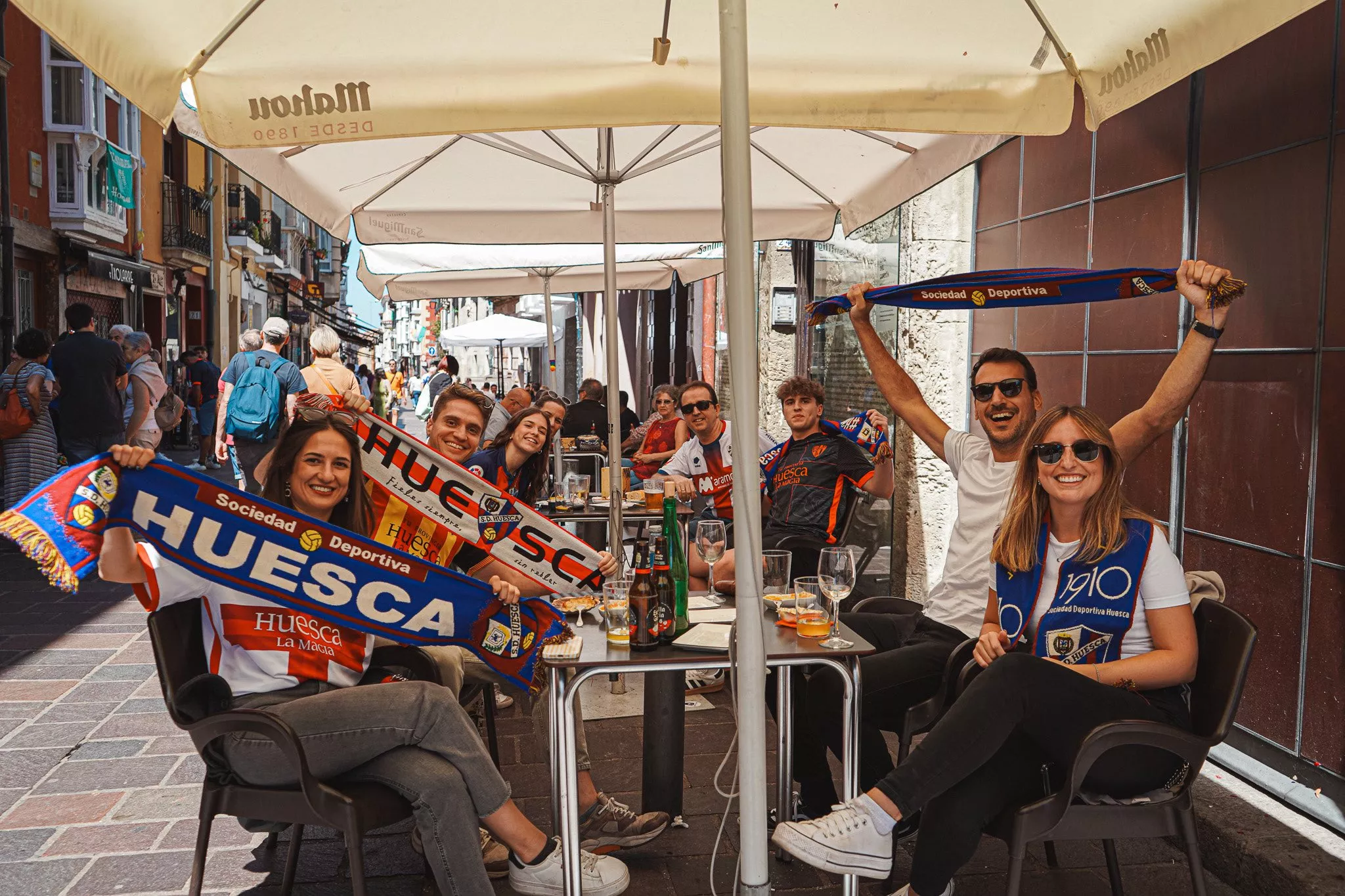 la afición del Huesca en Vitoria