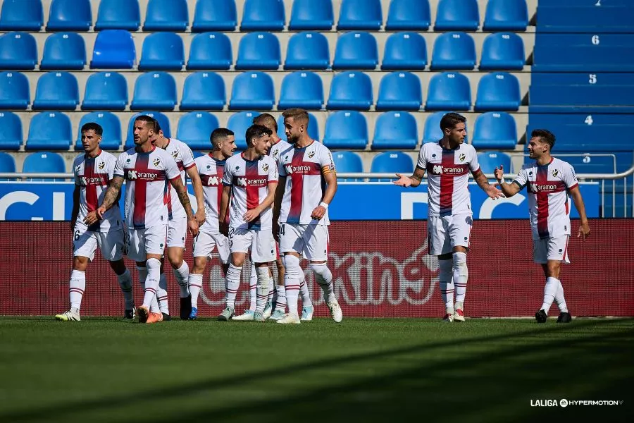 Los jugadores del Huesca celebran el gol de Sergi Enrich en Mendizorrotza. Foto: LaLiga