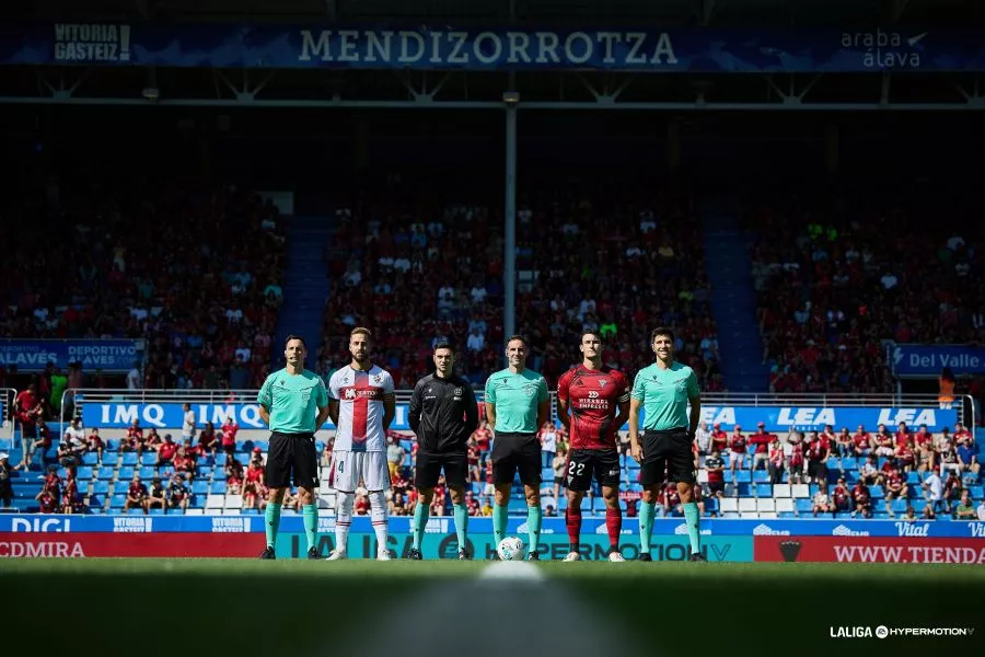 Saludo inicial entre los capitanes de Huesca y Mirandés y árbitros. Sergi Guilló: "El equipo ha estado muy serio". Foto: LaLiga