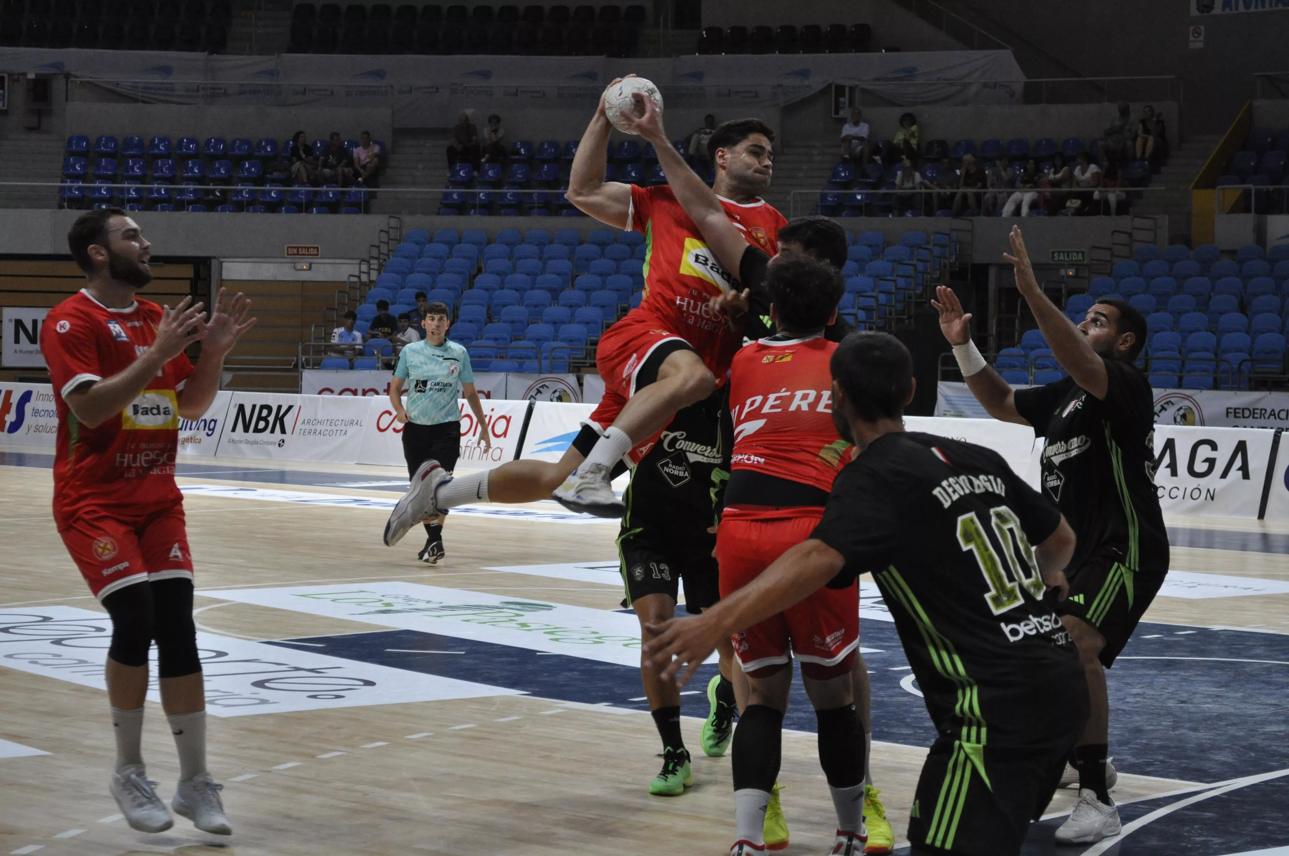 Ignacio Suárez se eleva para lanzar en el partido de este sábado de Bada Huesca.
