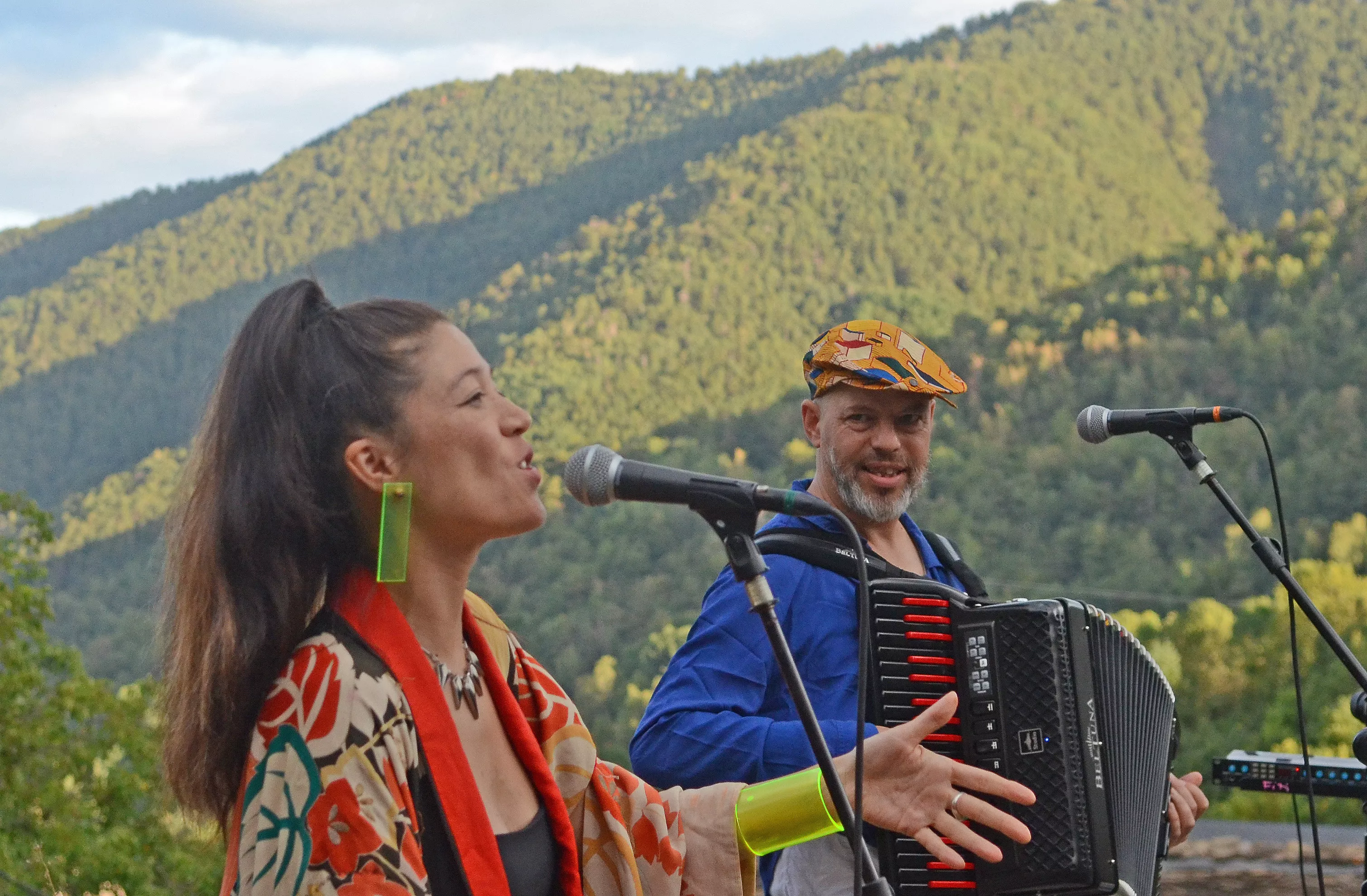 Maïa Barouh y Fixi en los jardines de la iglesia de San Miguel de Linás de Broto.