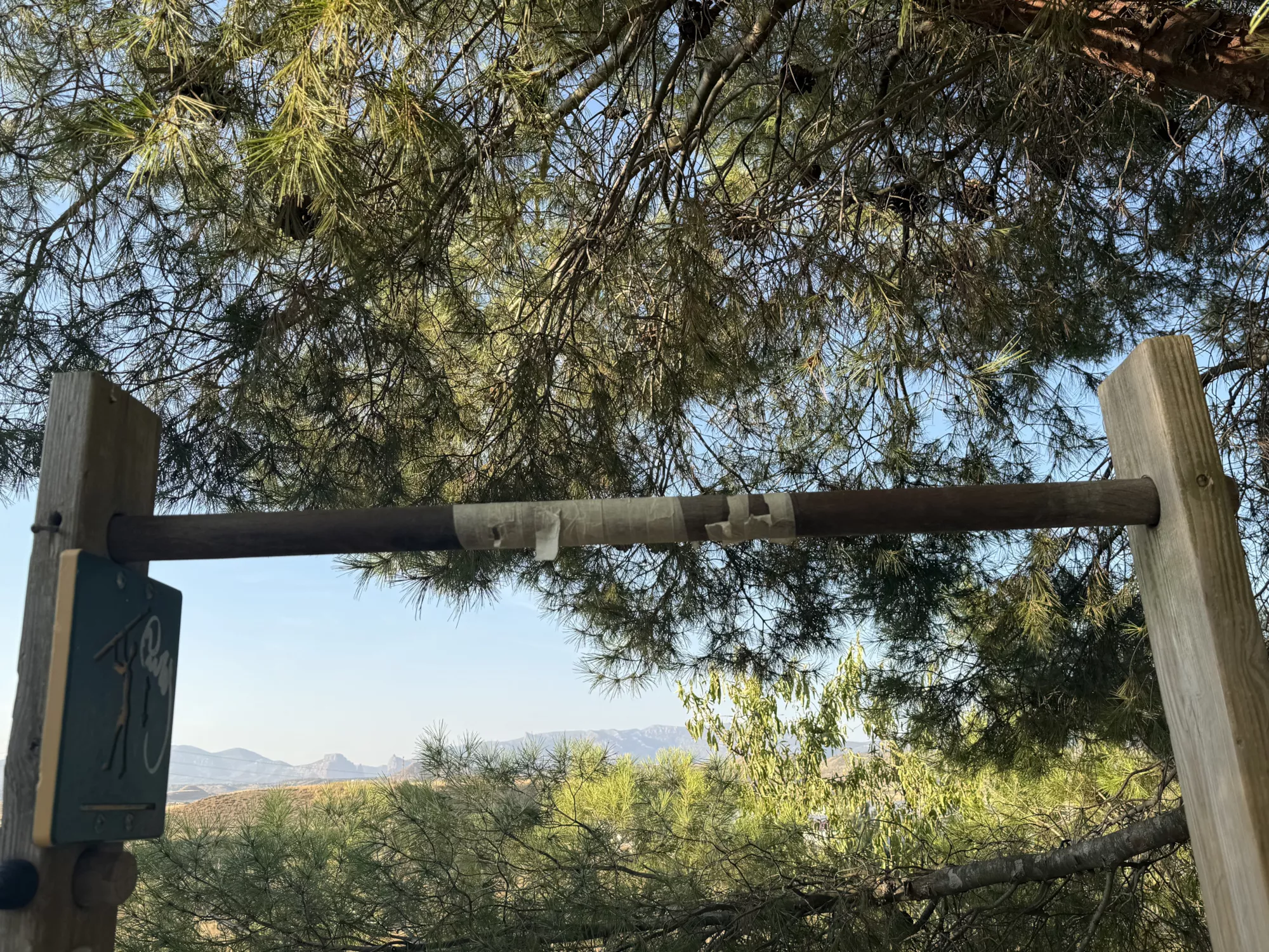 Parque Mártires de la Libertad: Calistenia con cinta de carrocero.