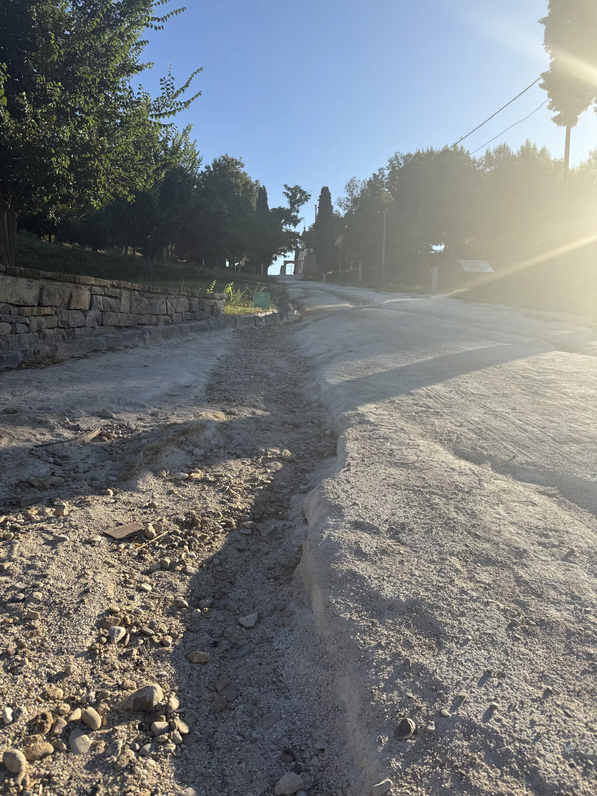 Parque Mártires de la Libertad: Firme de acceso con graves desperfectos.