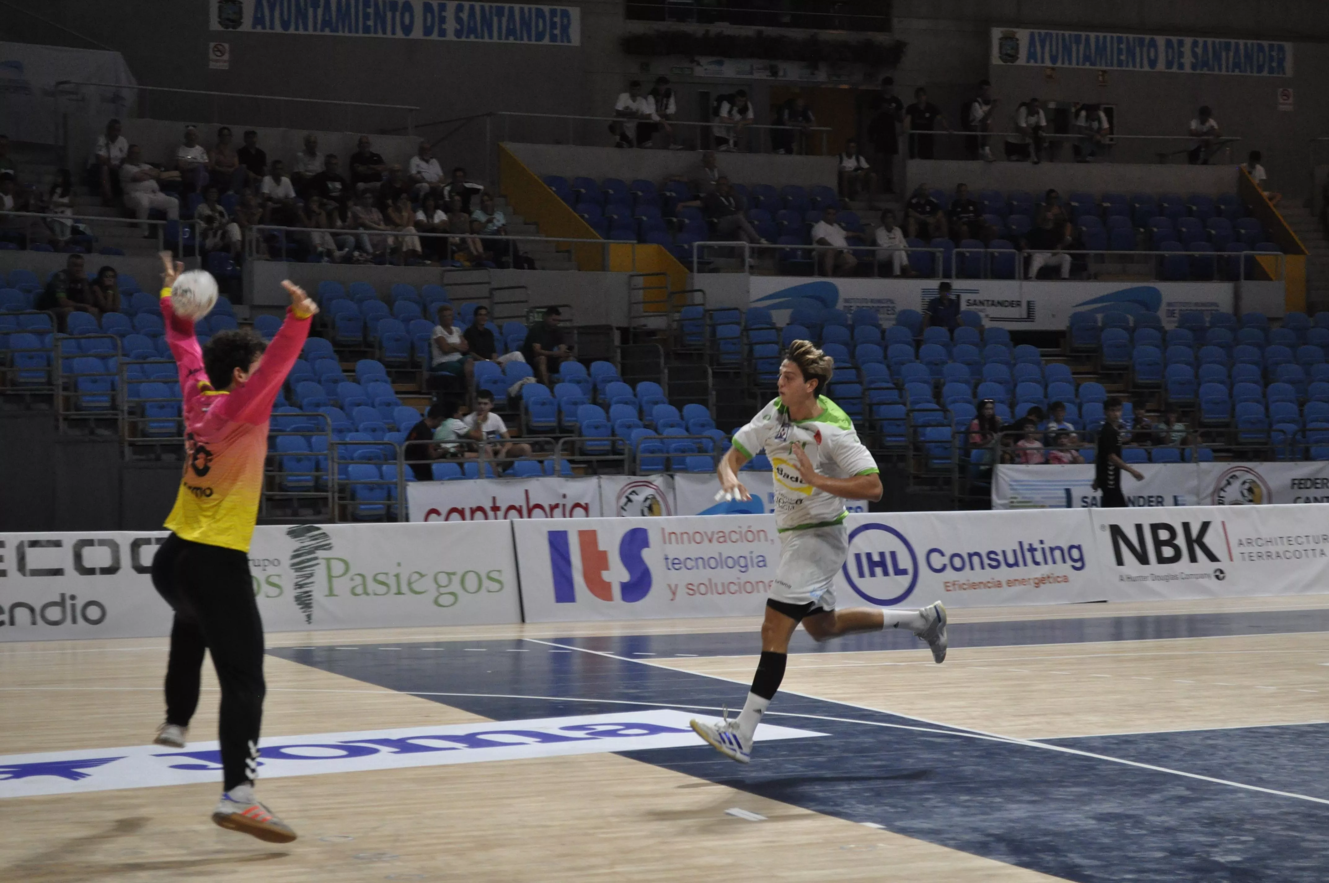 Ian Moya supera al portero de Sinfín