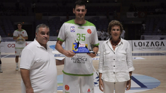 Drasko Nenadic, con el trofeo Drasko Nenadic, con el trofeo