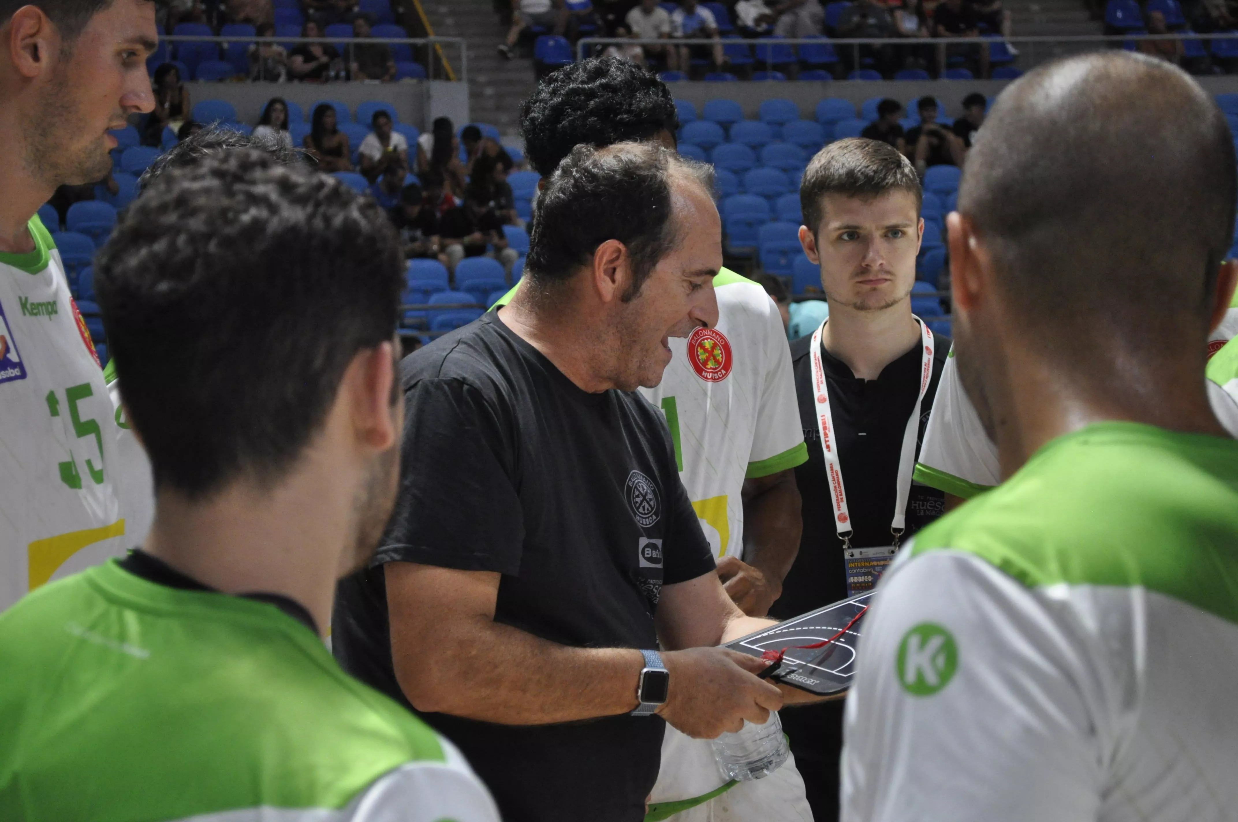José Francisco Nolasco da instrucciones a sus jugadores de Bada Huesca