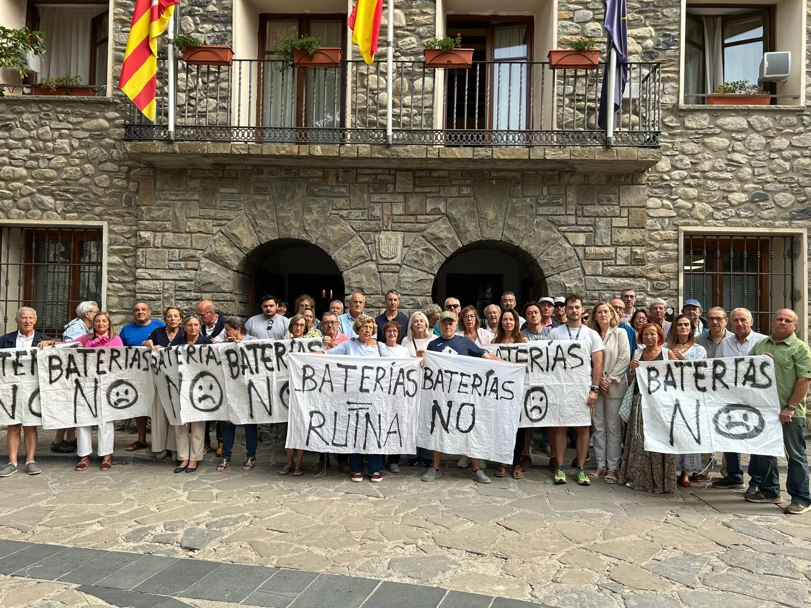 Concentración esta mañana de lunes en Benasque contra las plantas de baterías de litio