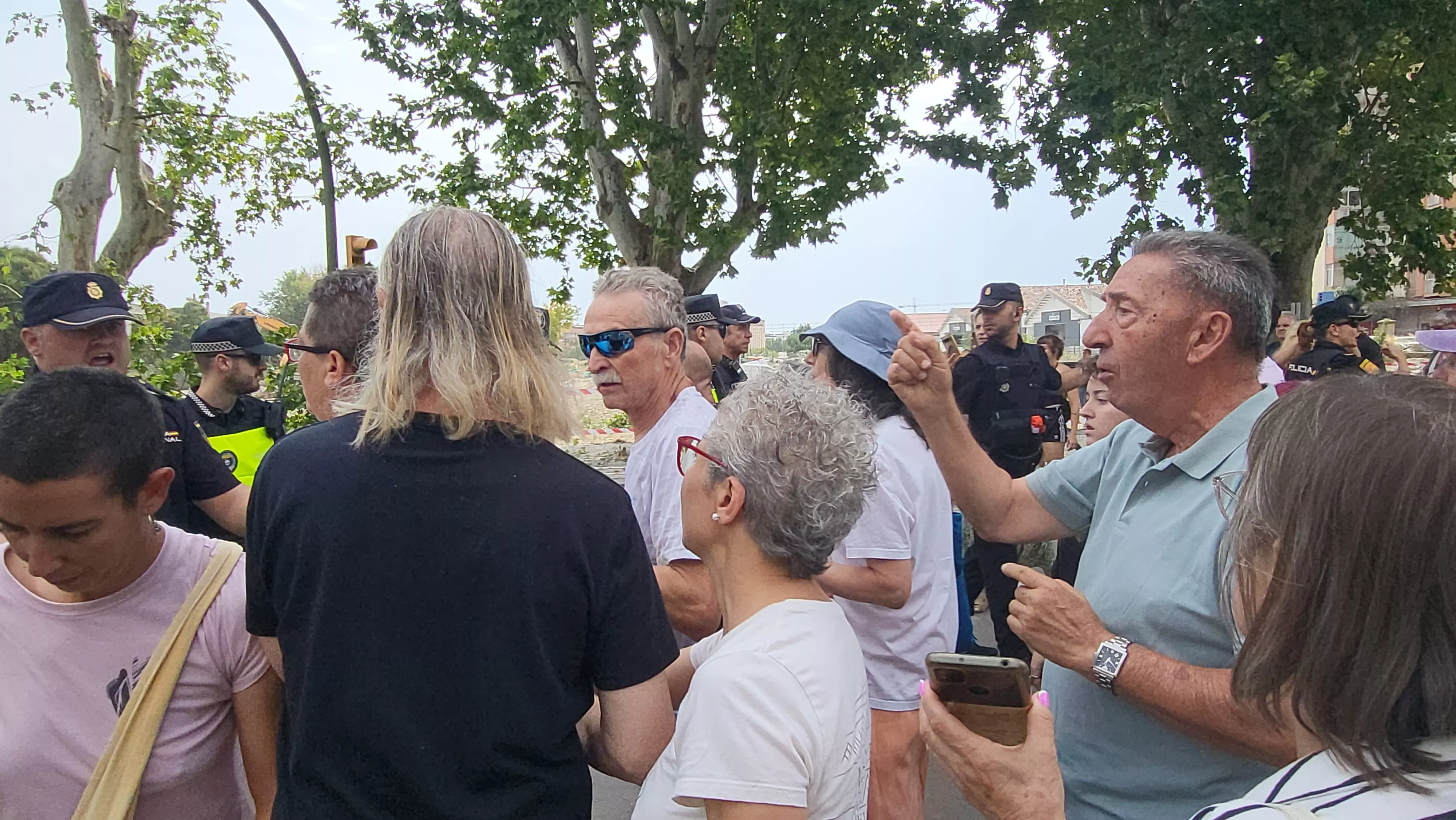 Tensa protesta vecinal por la tala de árboles en la avenida Martínez de Velasco 