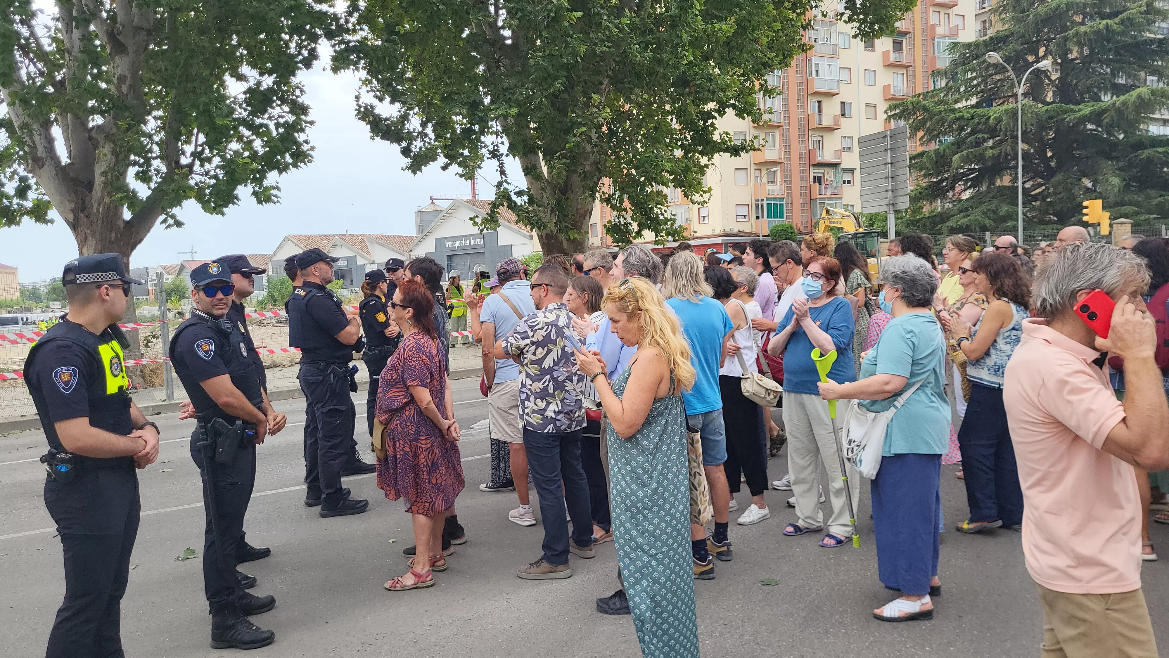 Protesta vecinal por la tala de dos plátanos en Huesca. Foto Mercedes Manterola