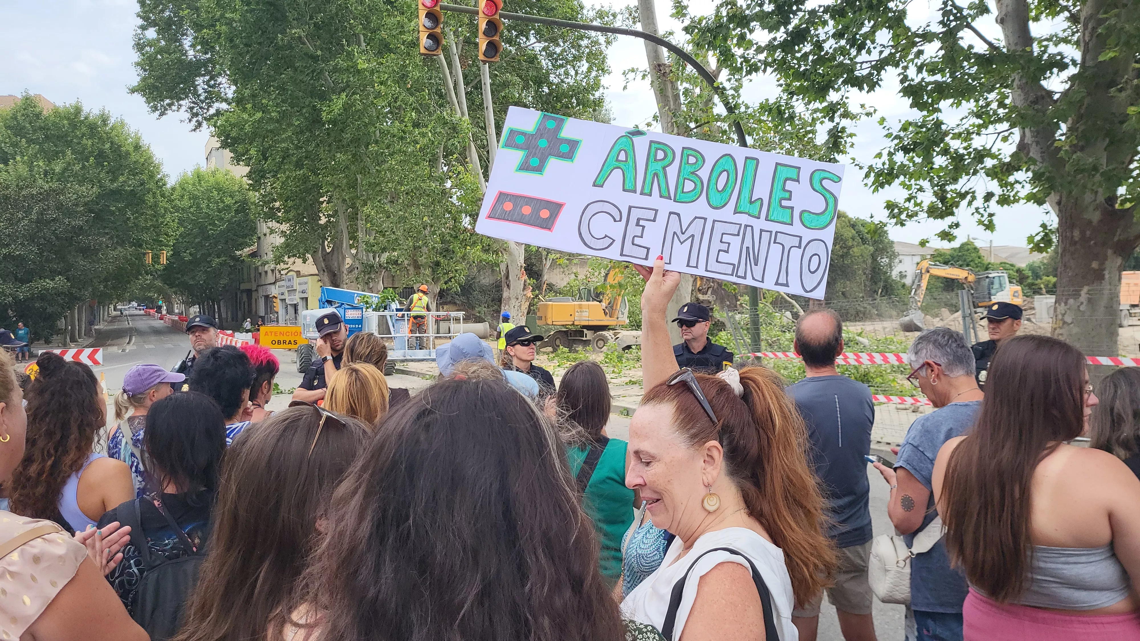 Protesta vecinal por la tala de dos plátanos en Huesca. Foto Mercedes Manterola