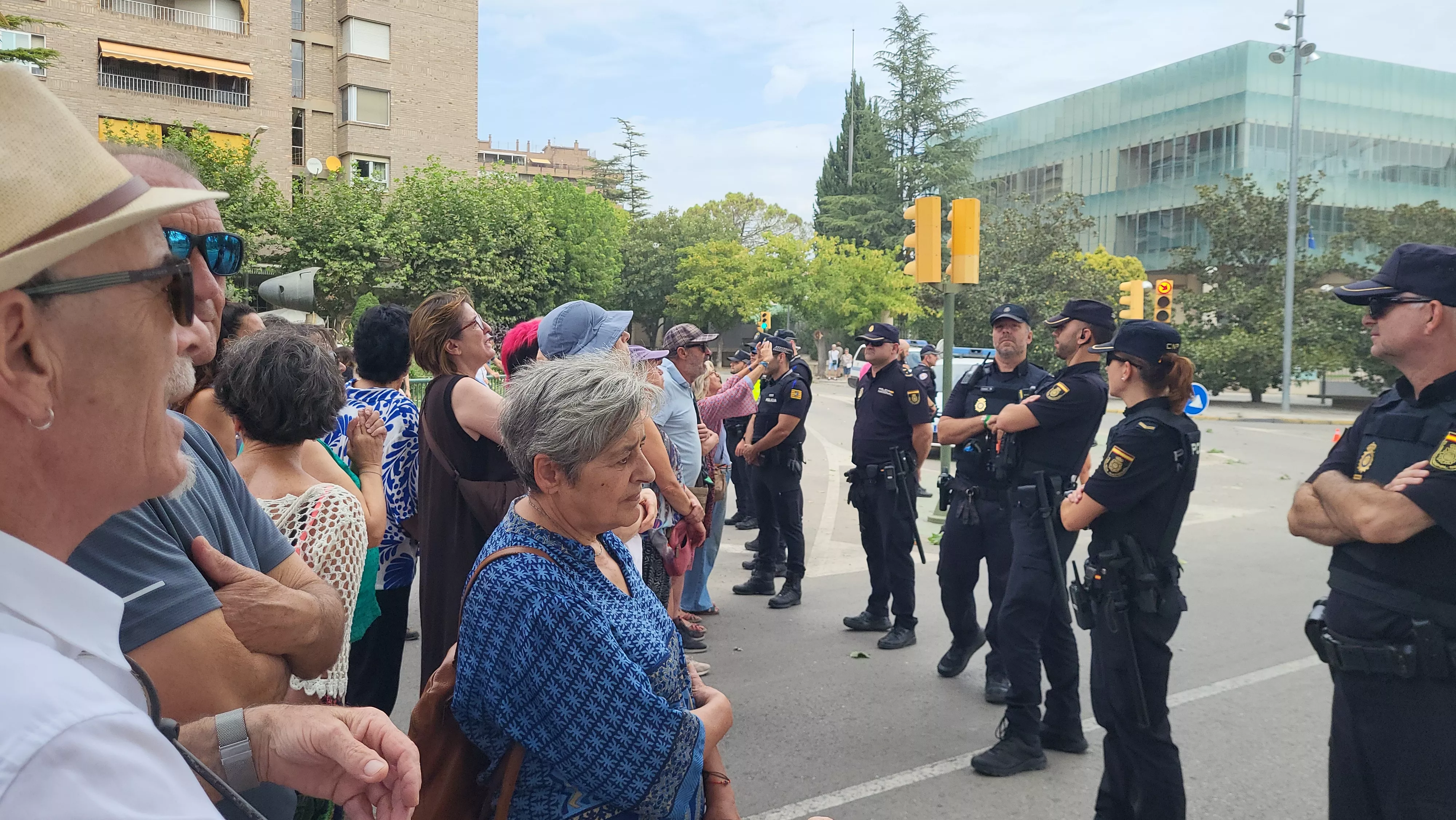 Protesta vecinal por la tala de dos plátanos en Huesca. Foto Mercedes Manterola