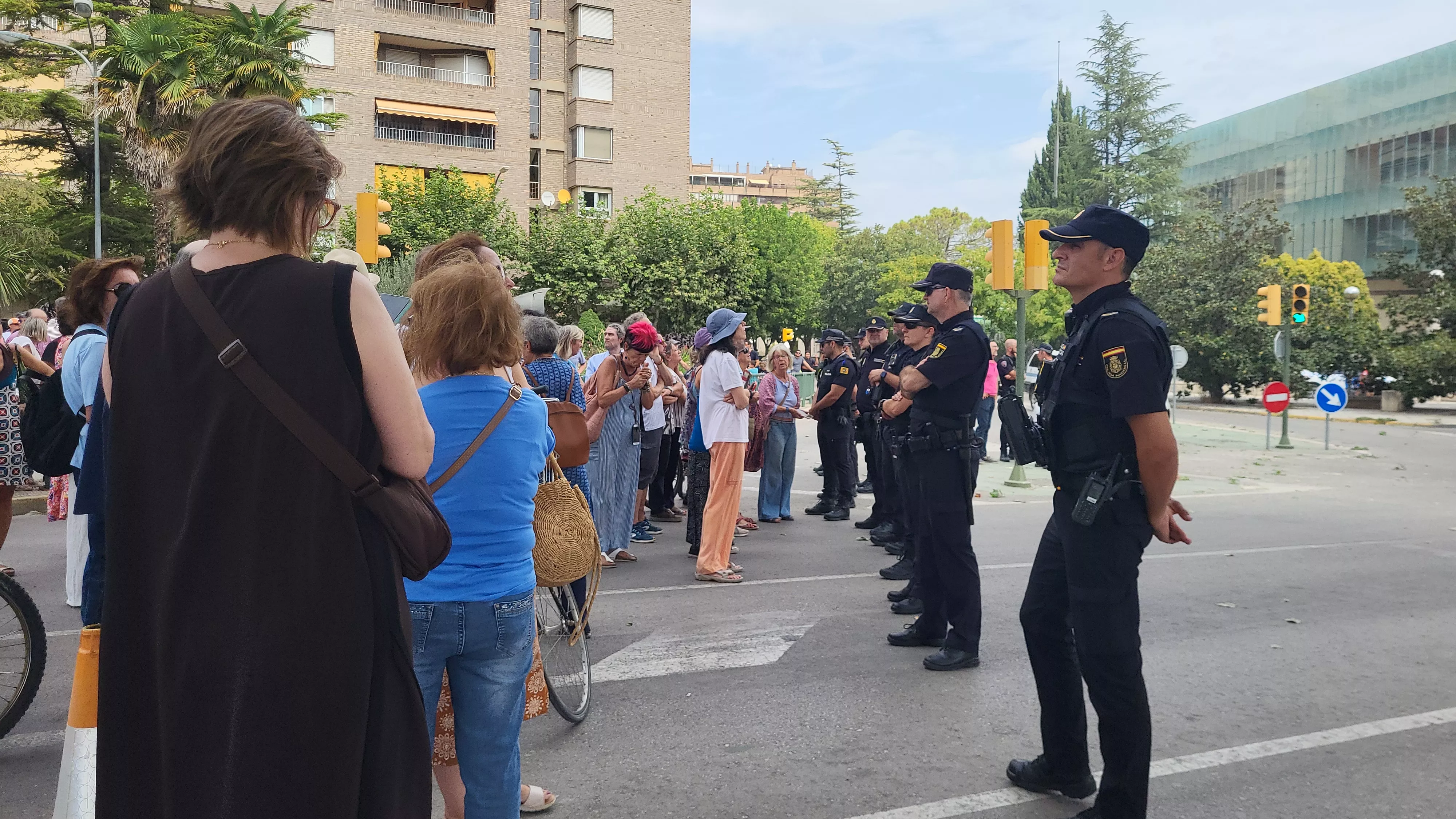 Protesta vecinal por la tala de dos plátanos en Huesca. Foto Mercedes Manterola
