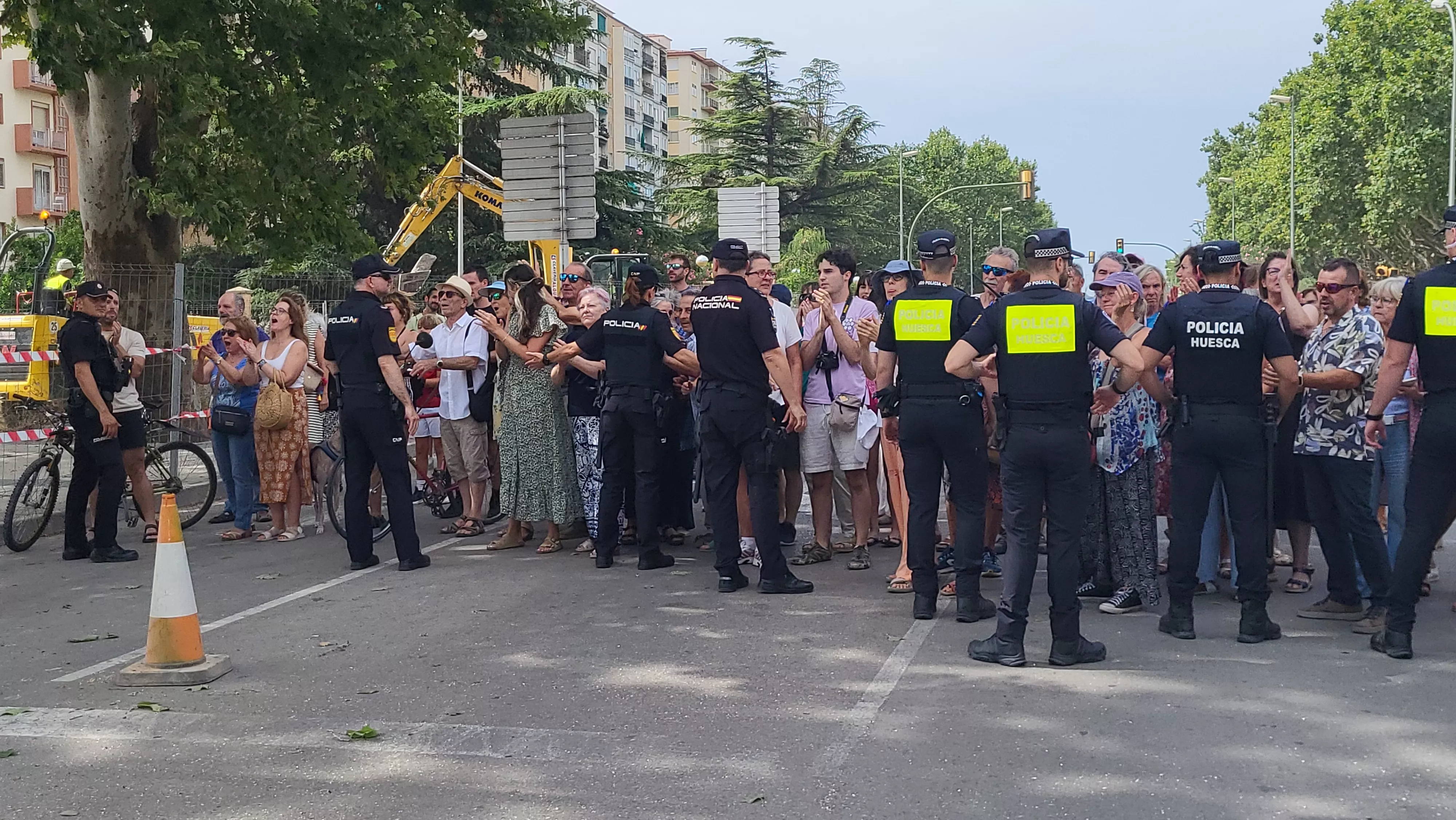 Protesta vecinal por la tala de dos plátanos en Huesca. Foto Mercedes Manterola