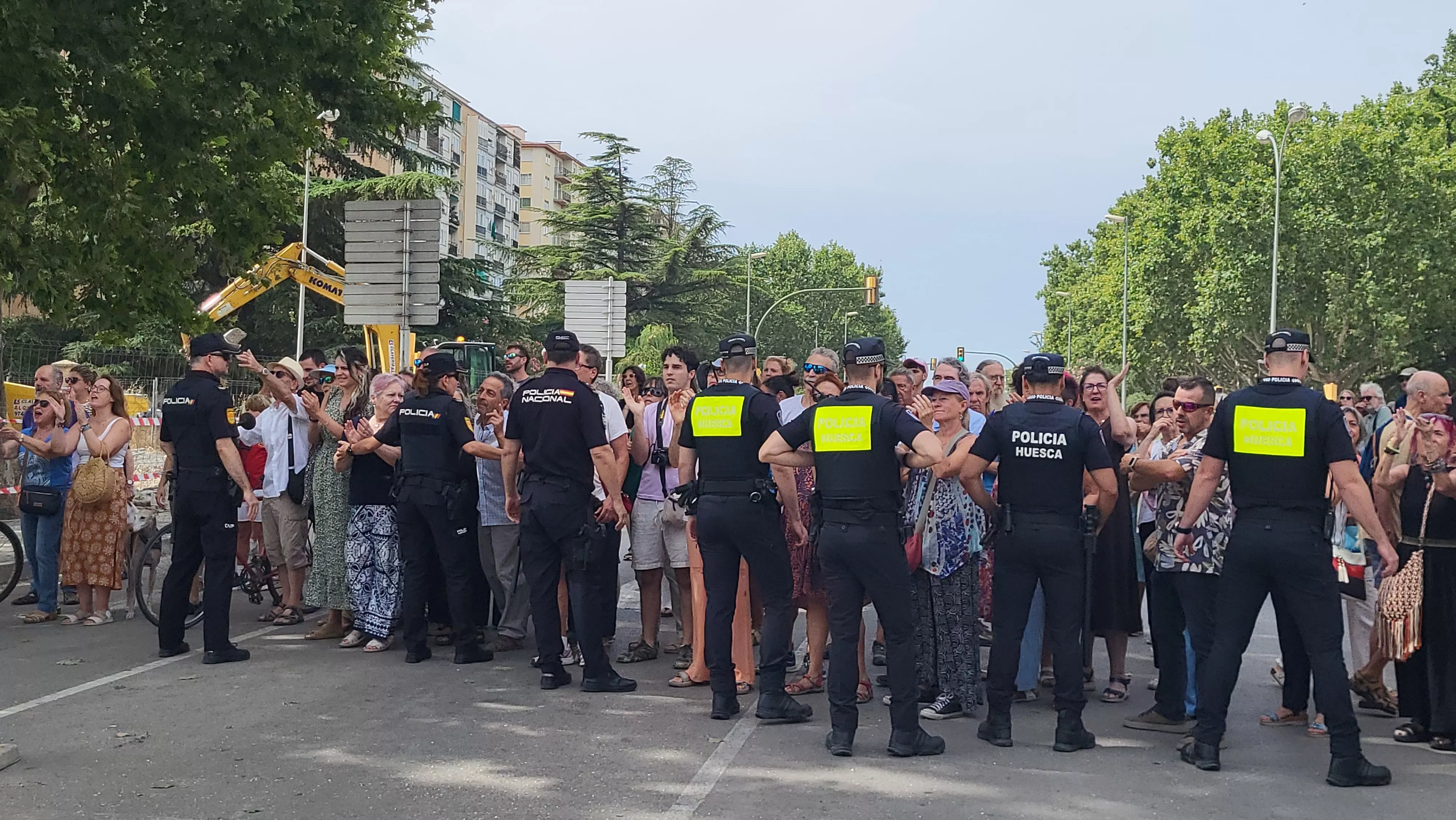 Protesta vecinal por la tala de dos plátanos en Huesca. Foto Mercedes Manterola