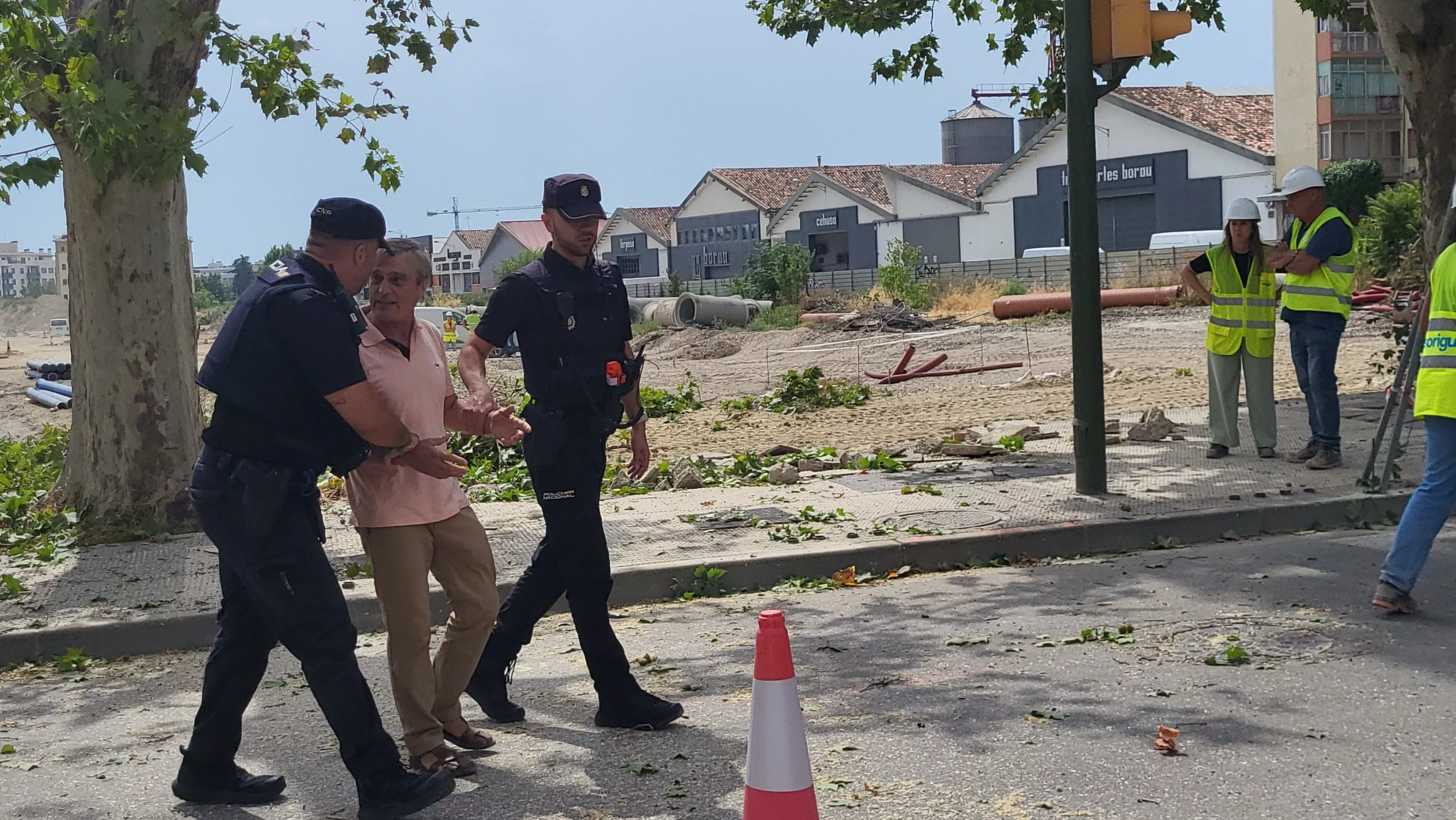 Protesta vecinal por la tala de dos plátanos en Huesca. Foto Mercedes Manterola