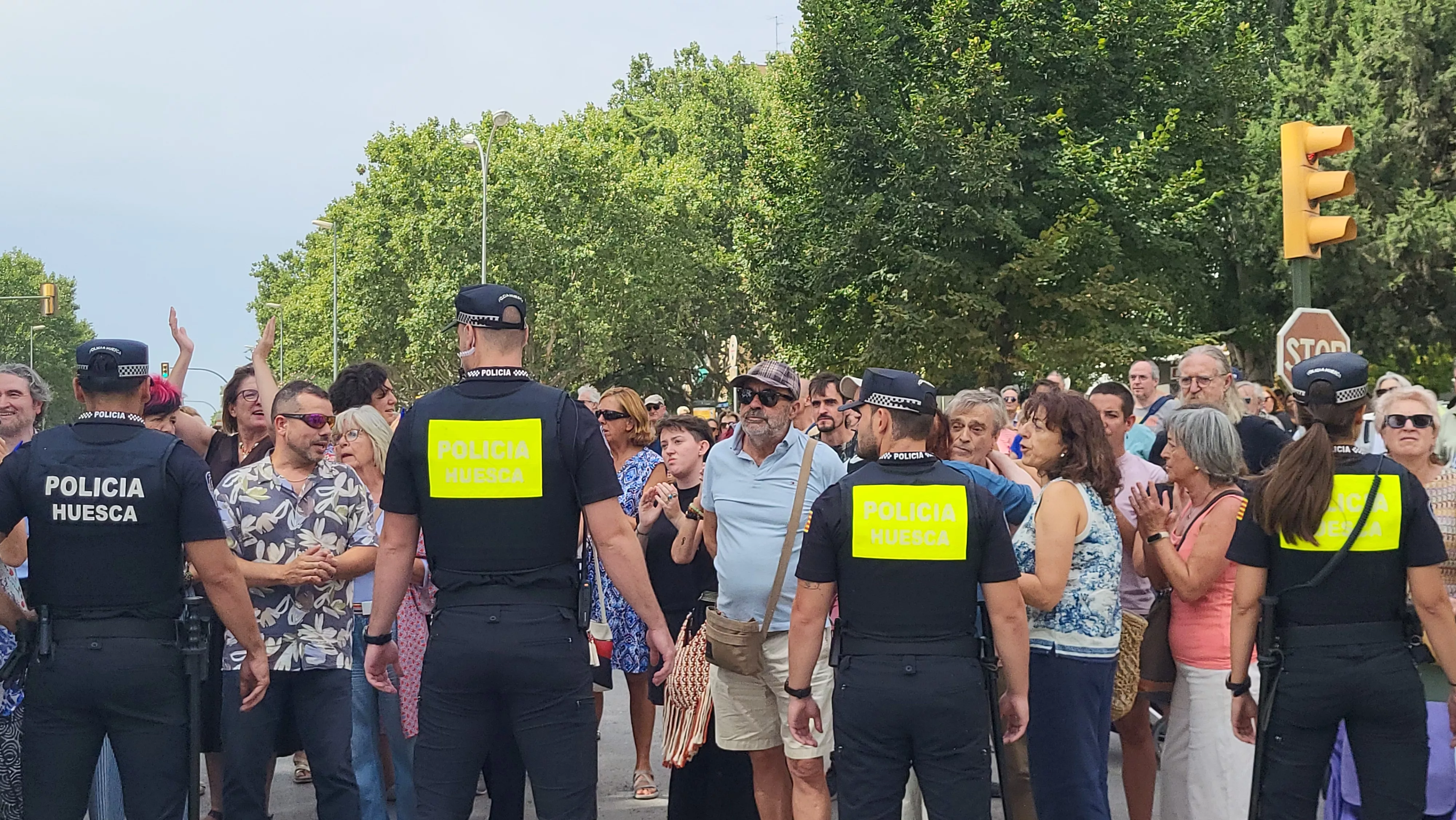 Protesta vecinal por la tala de dos plátanos en Huesca. Foto Mercedes Manterola