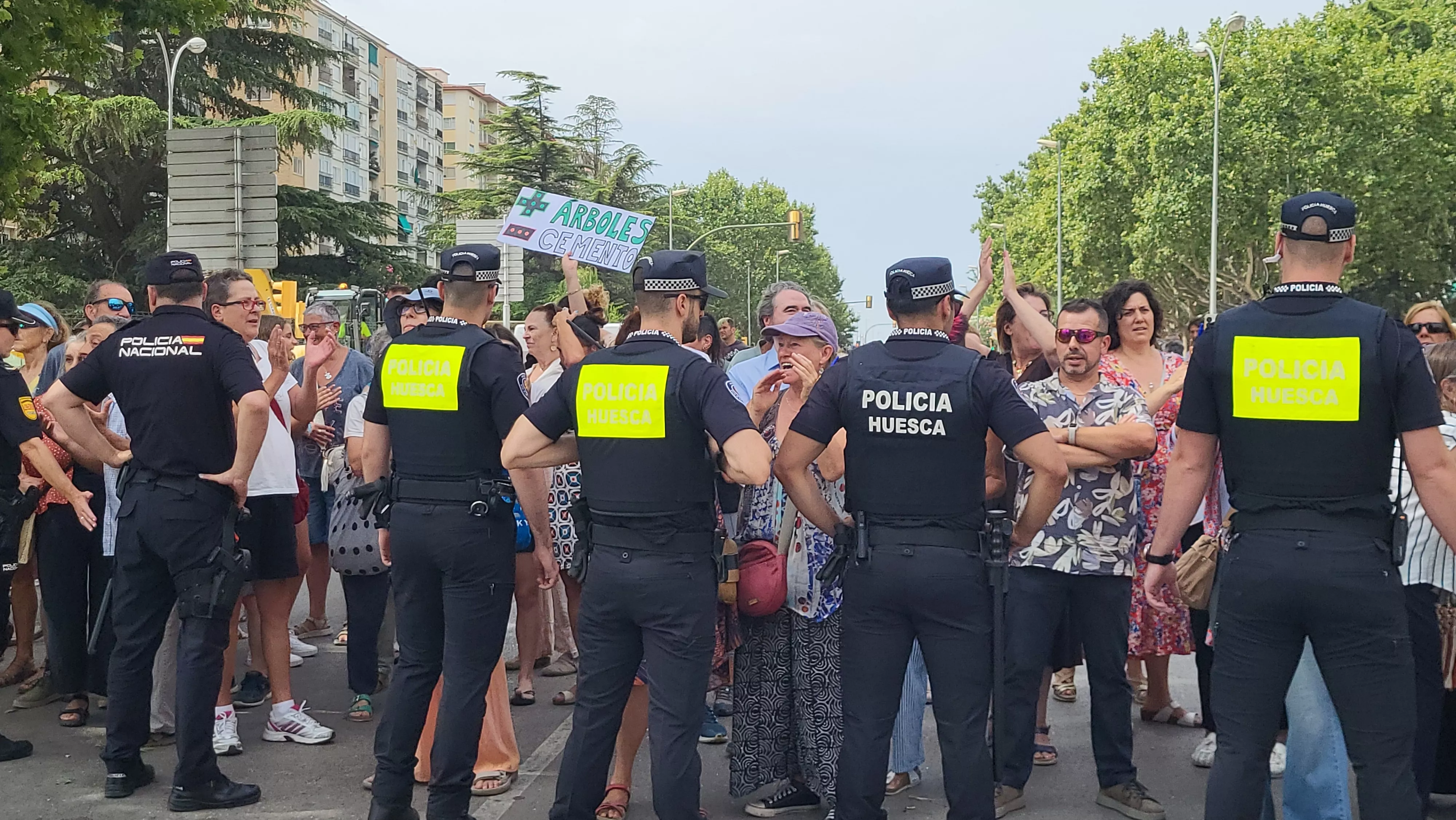 Protesta vecinal por la tala de dos plátanos en Huesca. Foto Mercedes Manterola