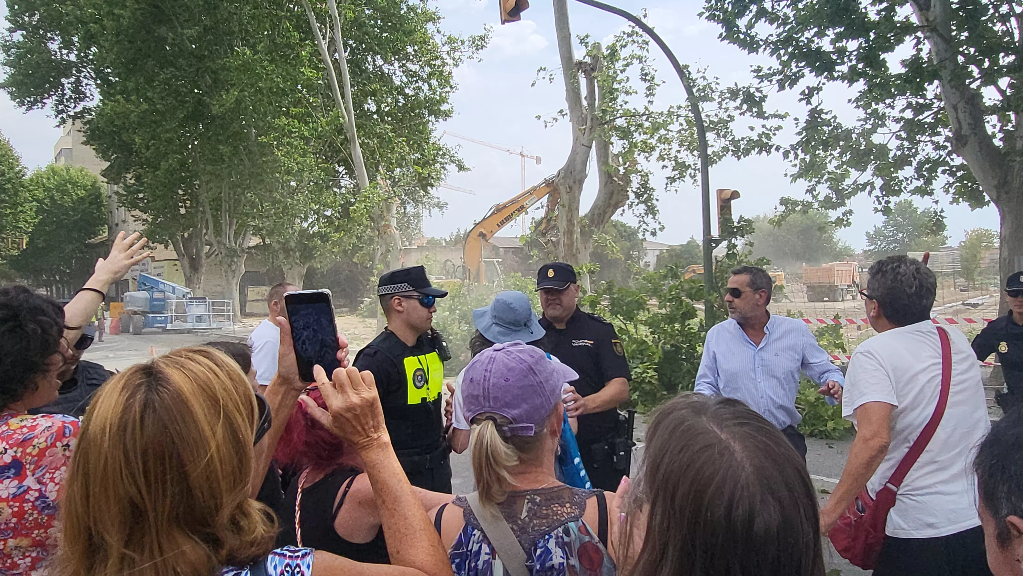 Protesta vecinal por la tala de dos plátanos en Huesca. Foto Mercedes Manterola