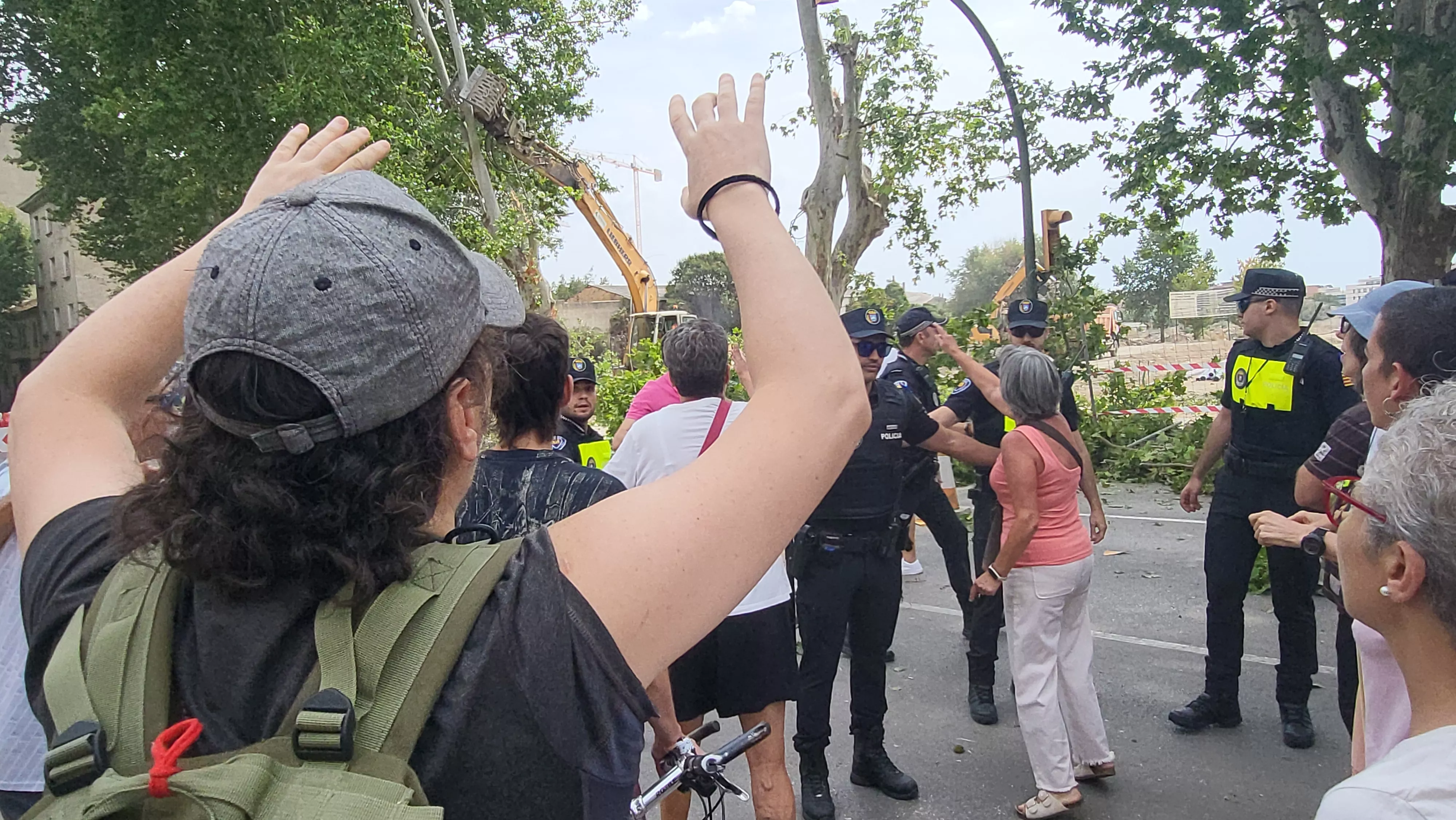 Protesta vecinal por la tala de dos plátanos en Huesca. Foto Mercedes Manterola