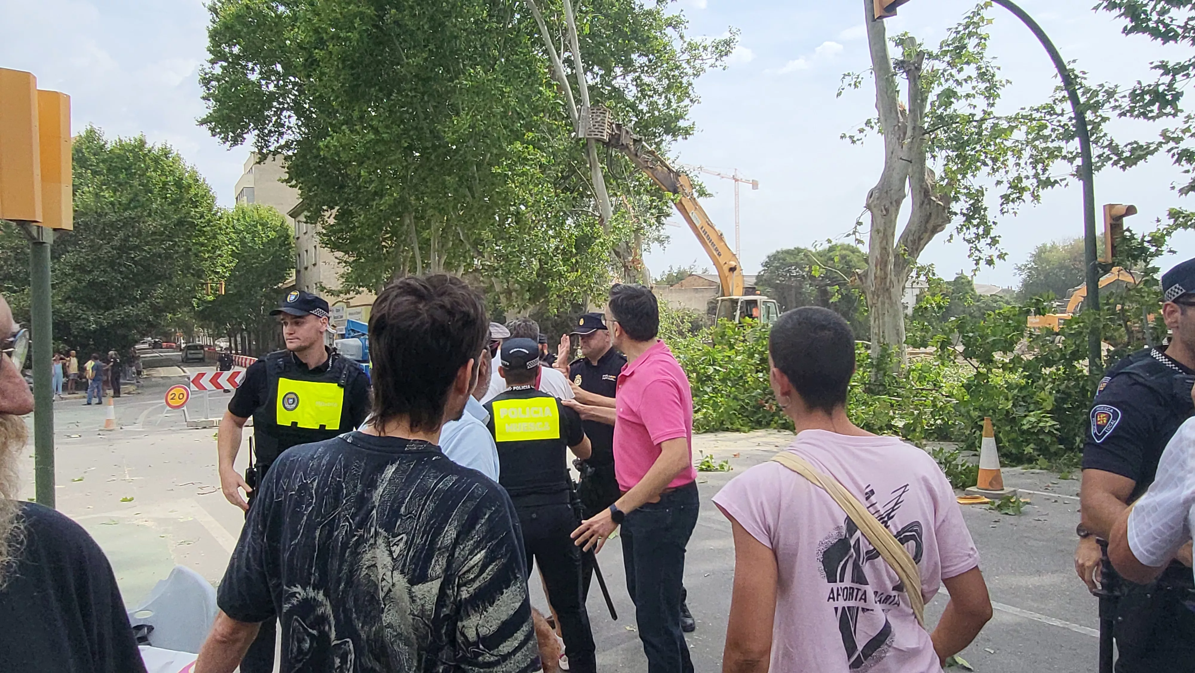 Protesta vecinal por la tala de dos plátanos en Huesca. Foto Mercedes Manterola