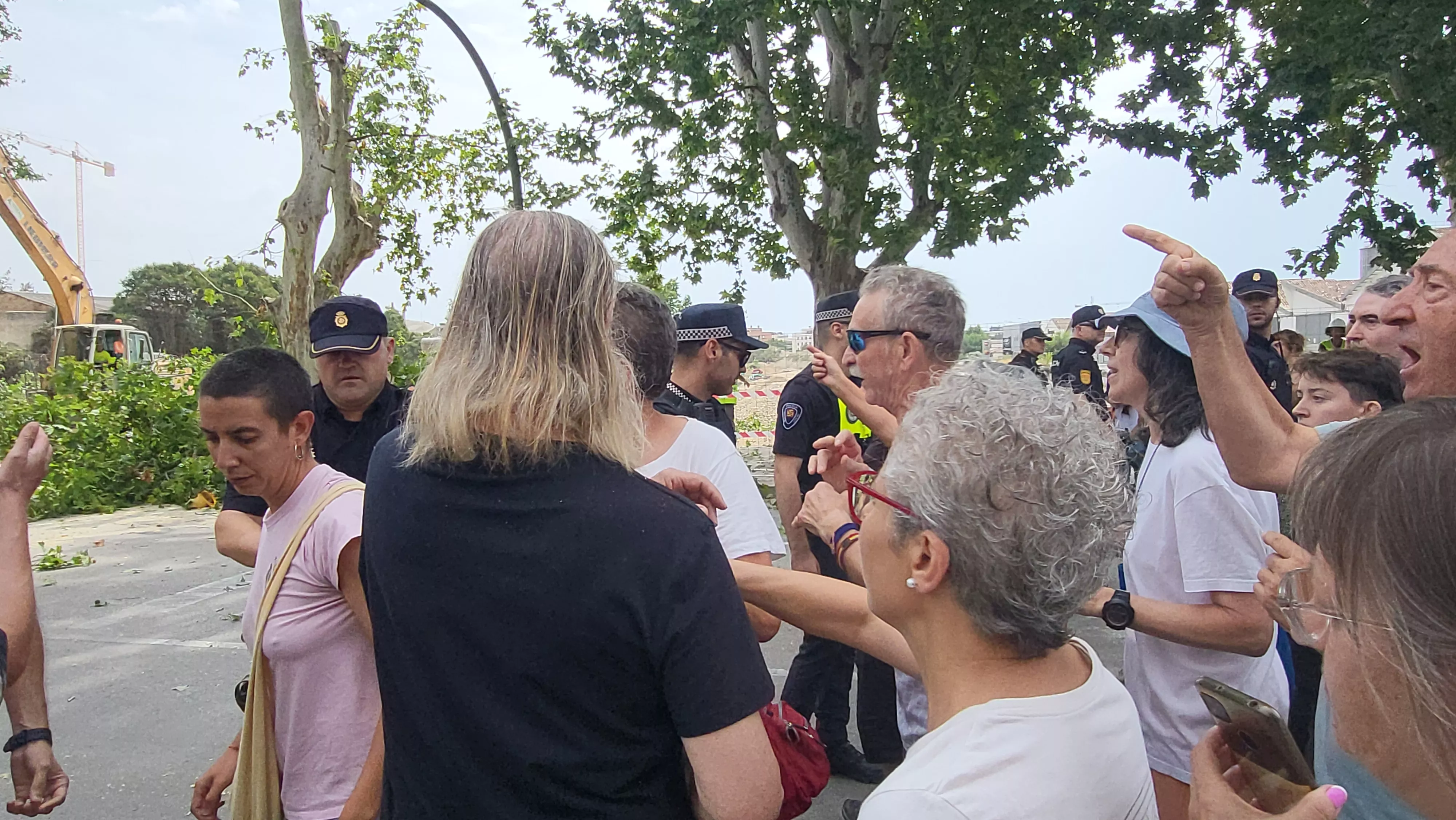 Protesta vecinal por la tala de dos plátanos en Huesca. Foto Mercedes Manterola