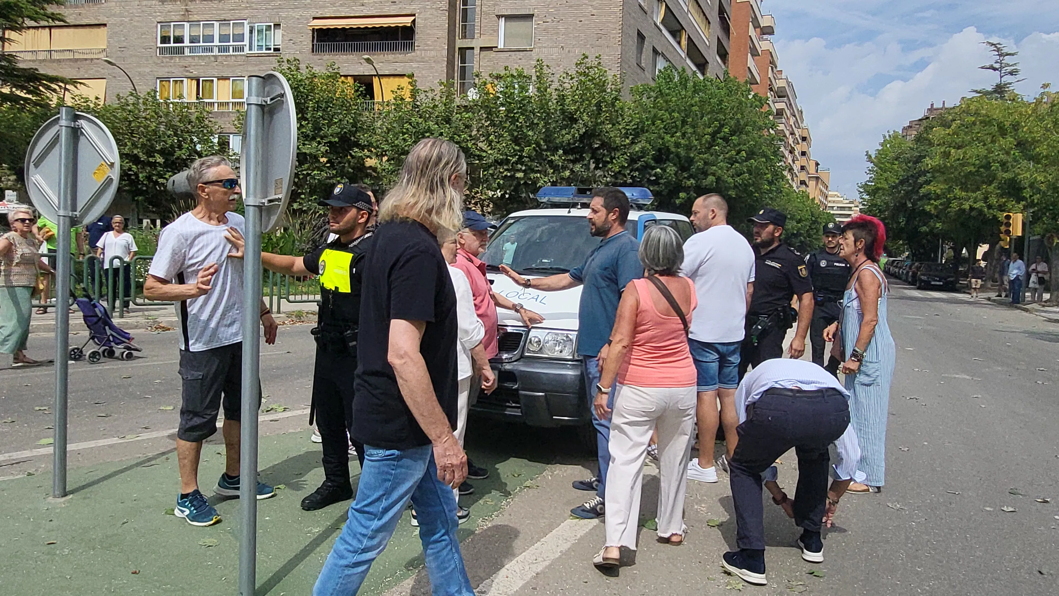 Protesta vecinal por la tala de dos plátanos en Huesca. Foto Mercedes Manterola