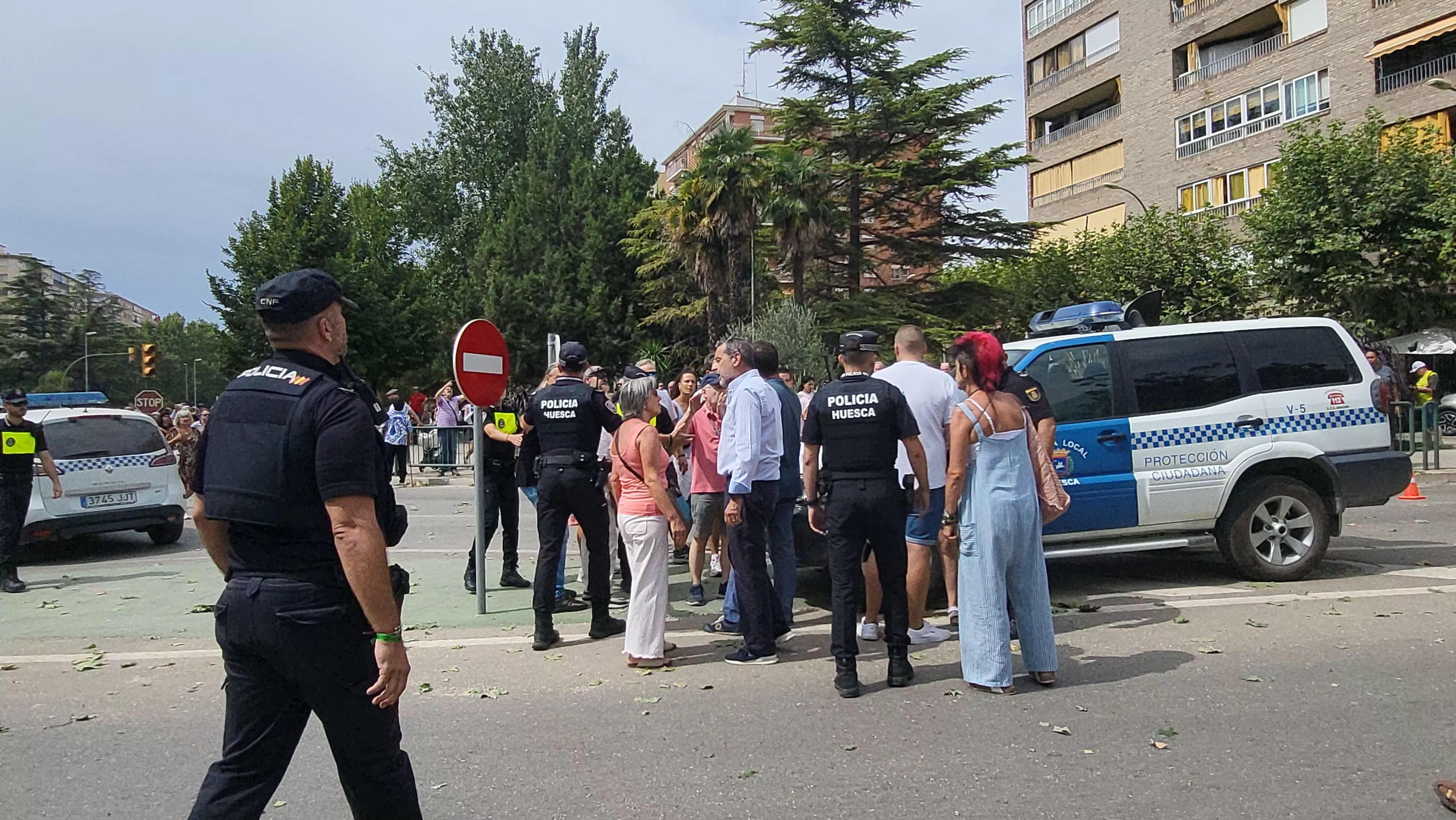 Protesta vecinal por la tala de dos plátanos en Huesca. Foto Mercedes Manterola