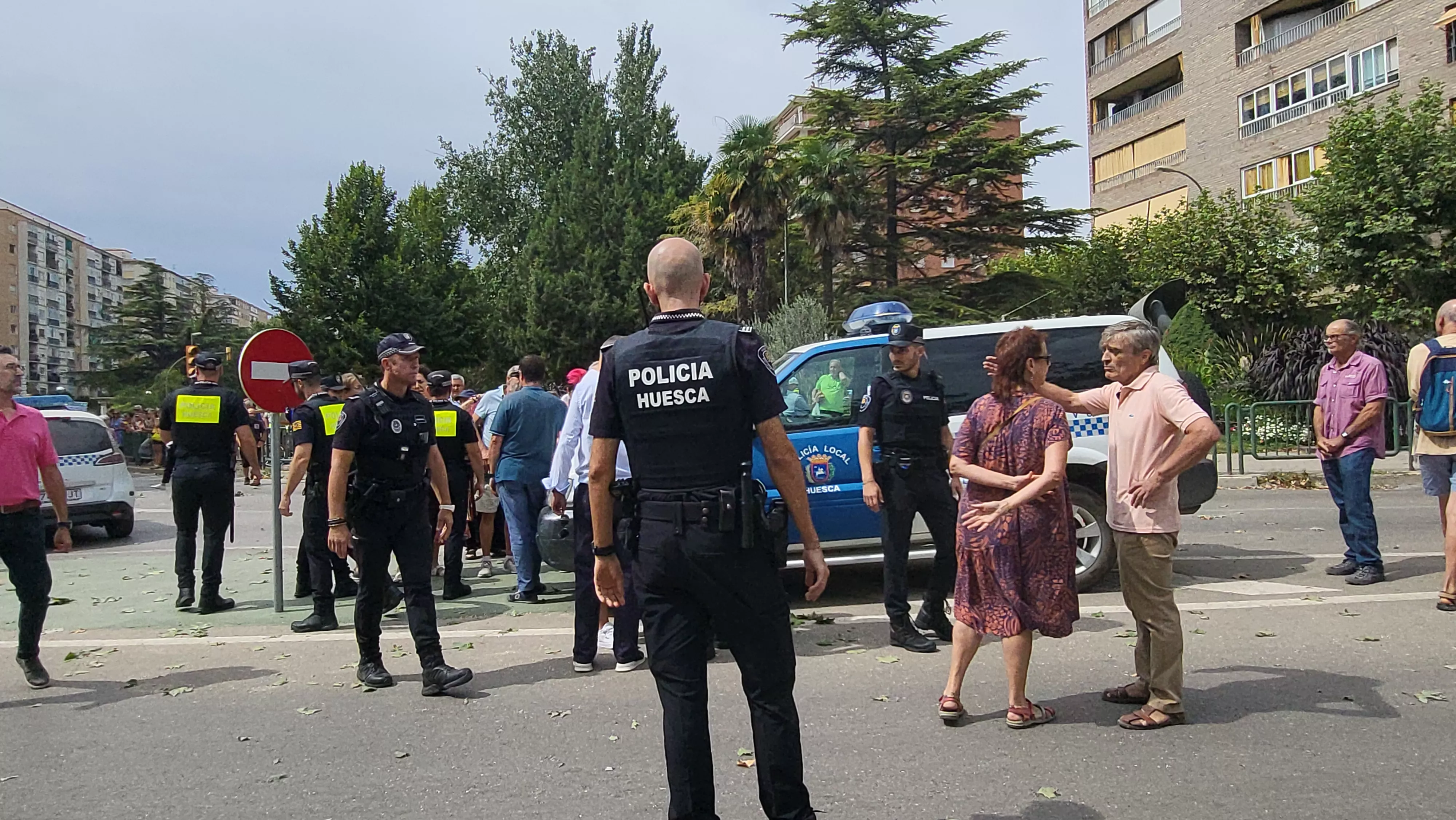 Protesta vecinal por la tala de dos plátanos en Huesca. Foto Mercedes Manterola
