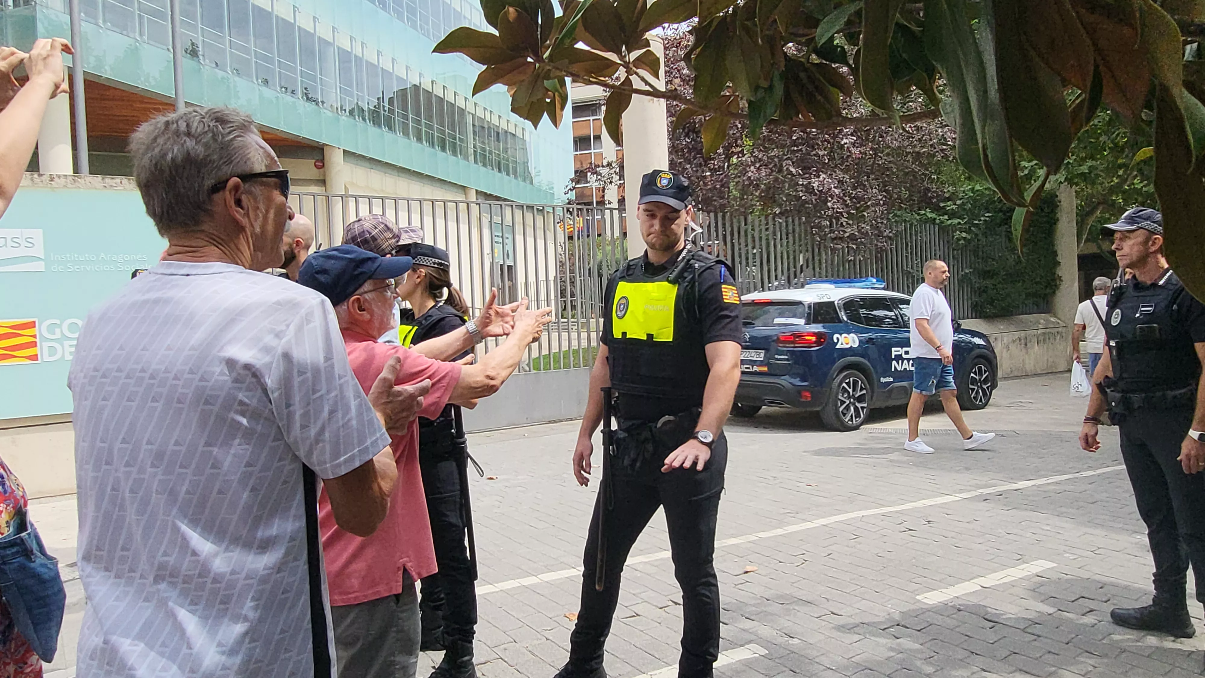 Protesta vecinal por la tala de dos plátanos en Huesca. Foto Mercedes Manterola