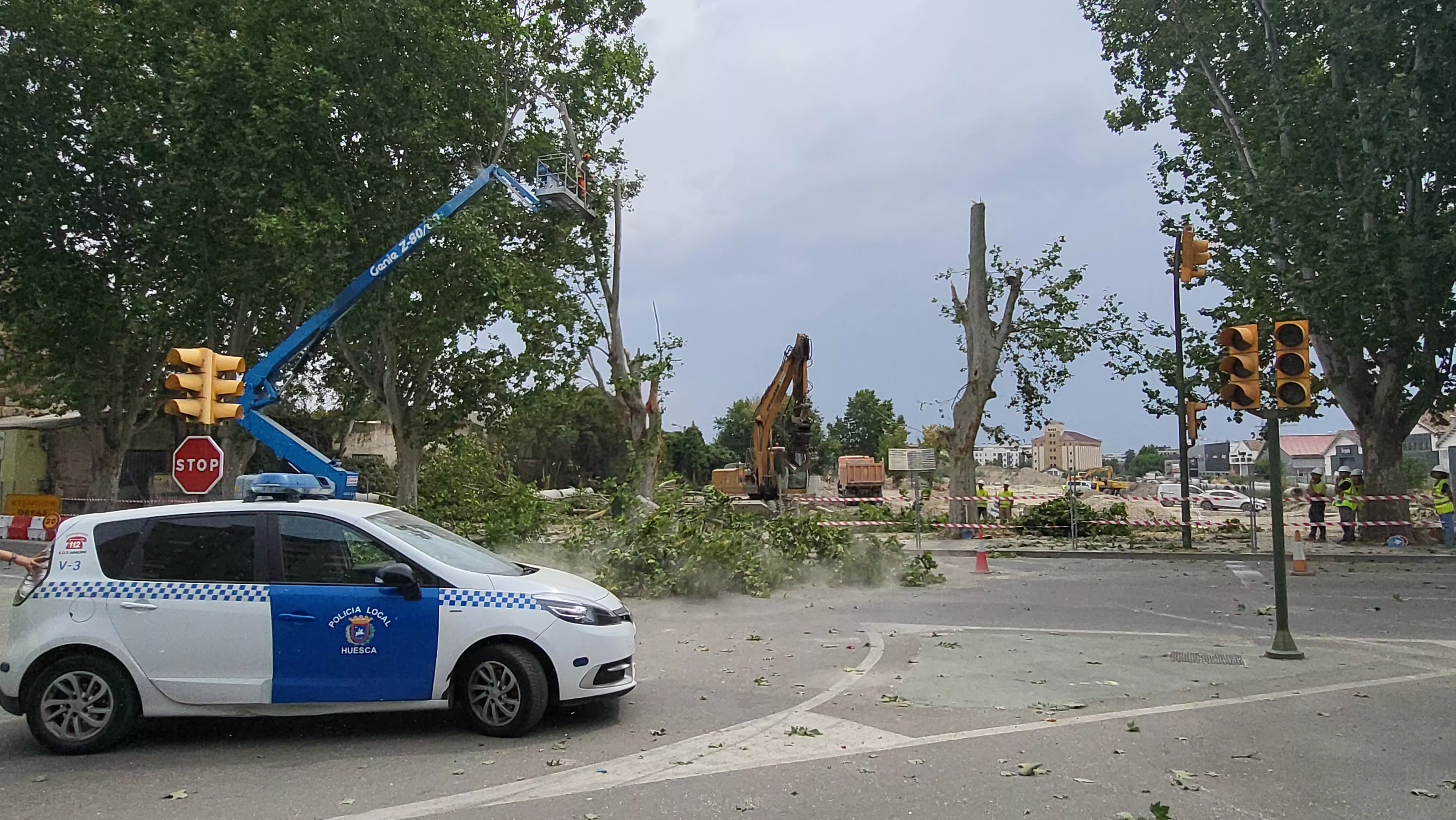 Protesta vecinal por la tala de dos plátanos en Huesca. Foto Mercedes Manterola