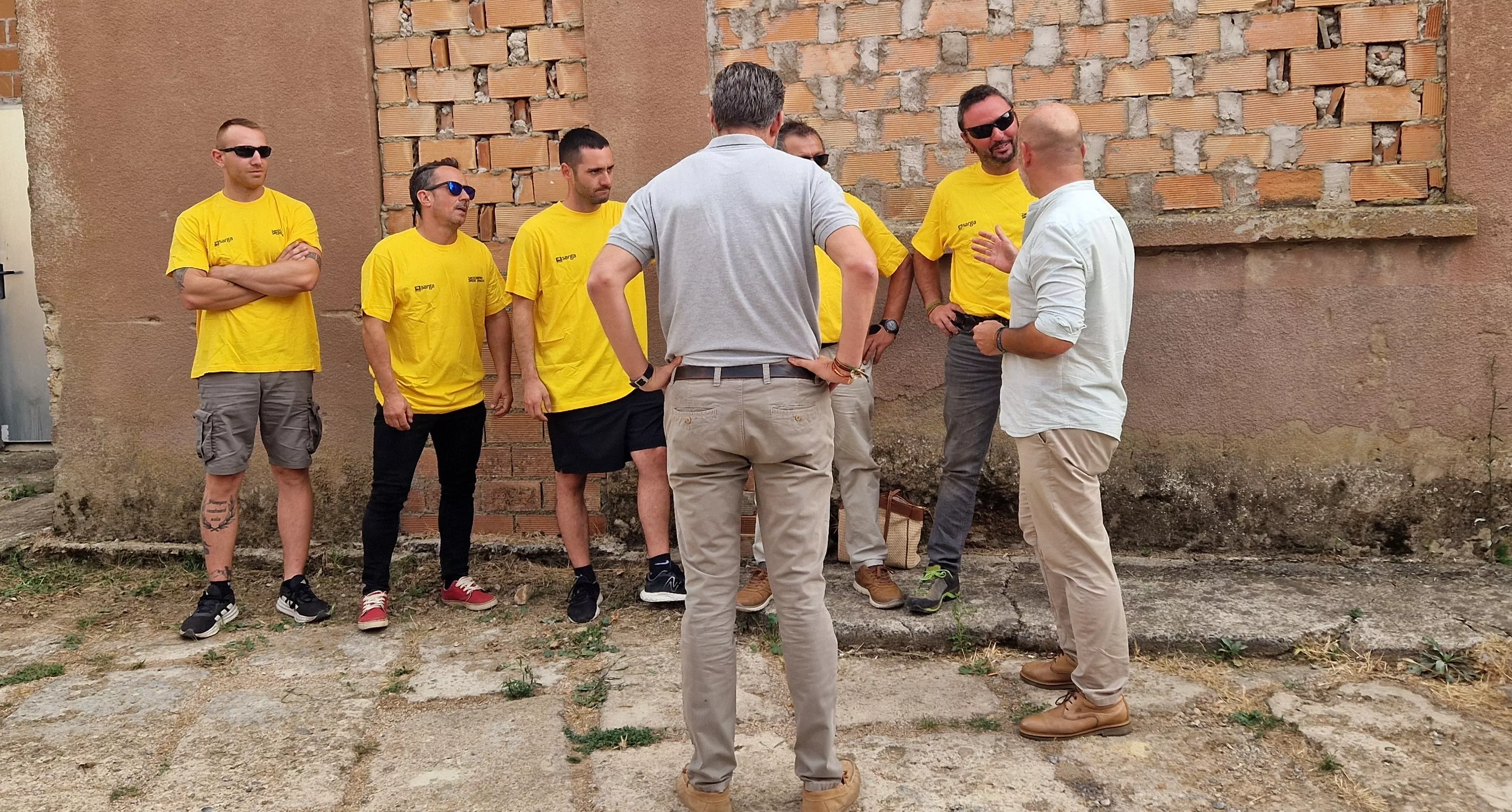 Bomberos de Infoar a su regreso a Ayerbe del incendio de Castilla y León. Foto Myriam Martínez