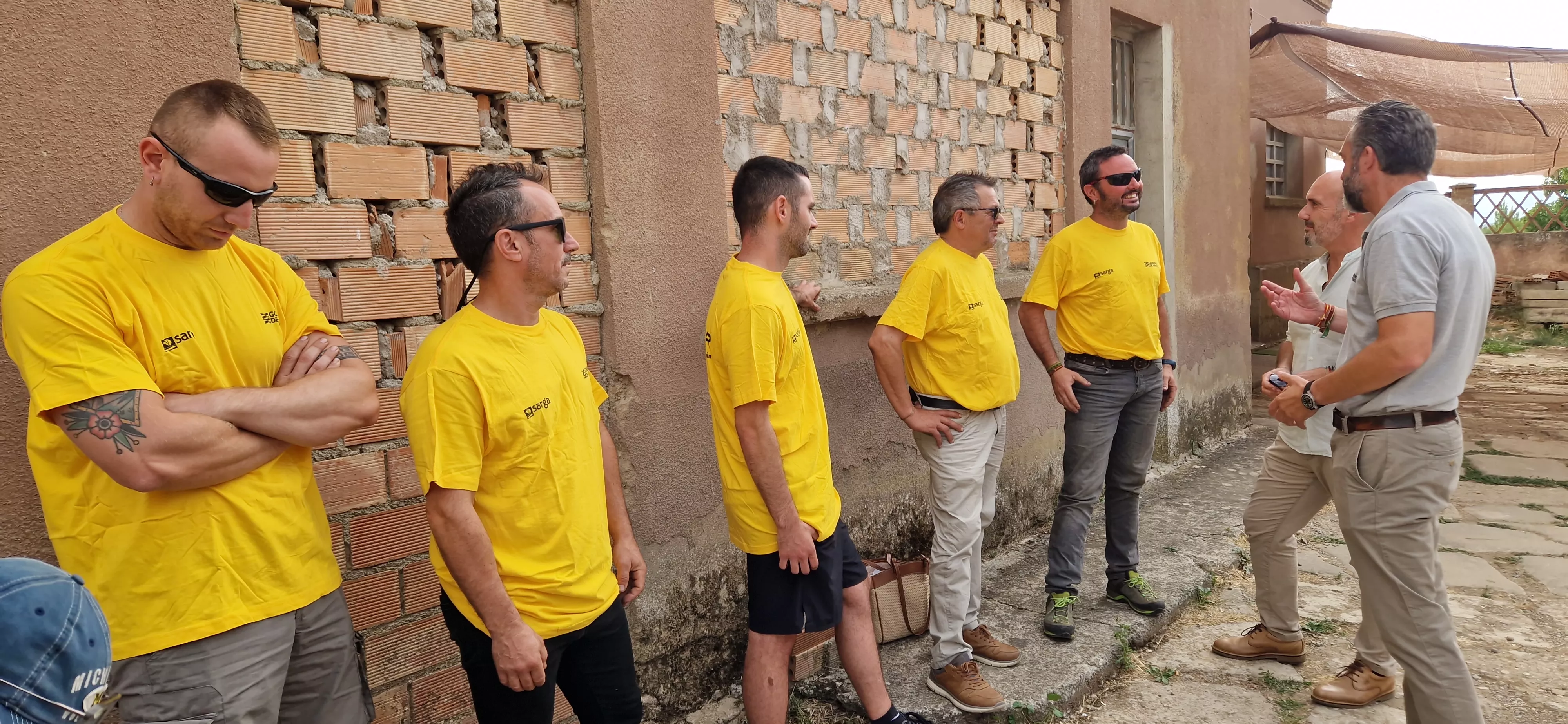 Bomberos de Infoar a su regreso a Ayerbe del incendio de Castilla y León. Foto Myriam Martínez