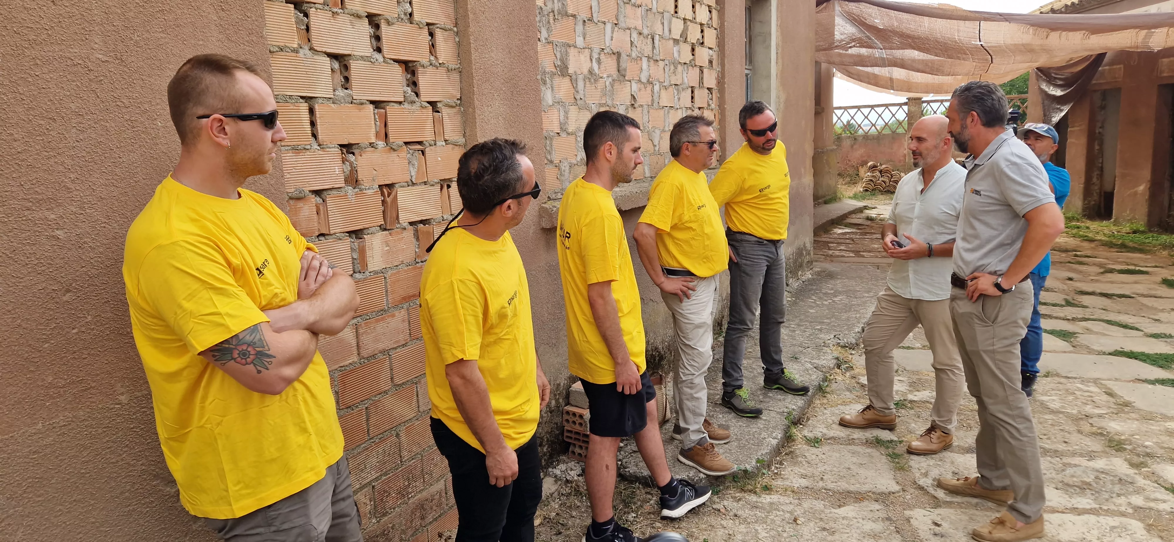 Bomberos de Infoar a su regreso a Ayerbe del incendio de Castilla y León. Foto Myriam Martínez