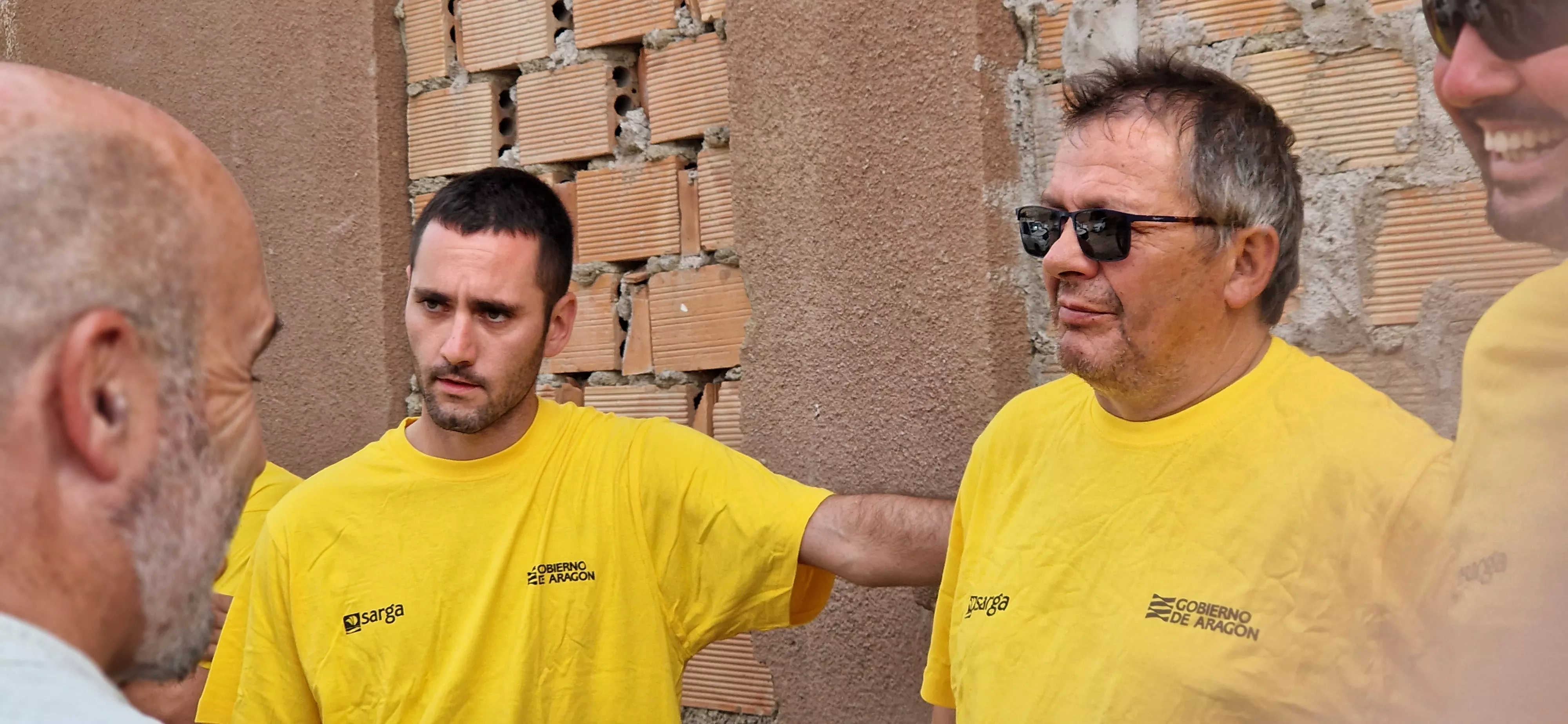 Bomberos de Infoar a su regreso a Ayerbe del incendio de Castilla y León. Foto Myriam Martínez