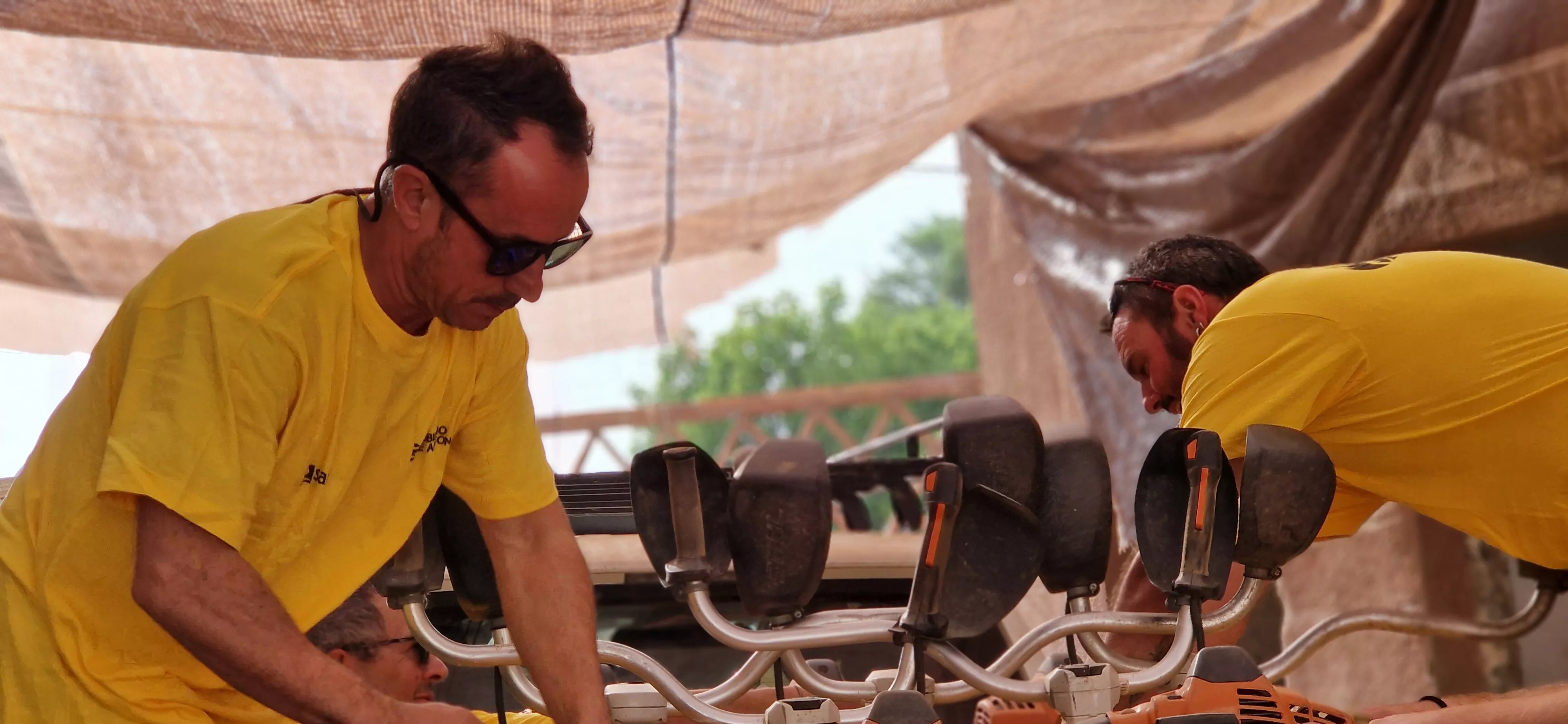 Bomberos de Infoar a su regreso a Ayerbe del incendio de Castilla y León. Foto Myriam Martínez