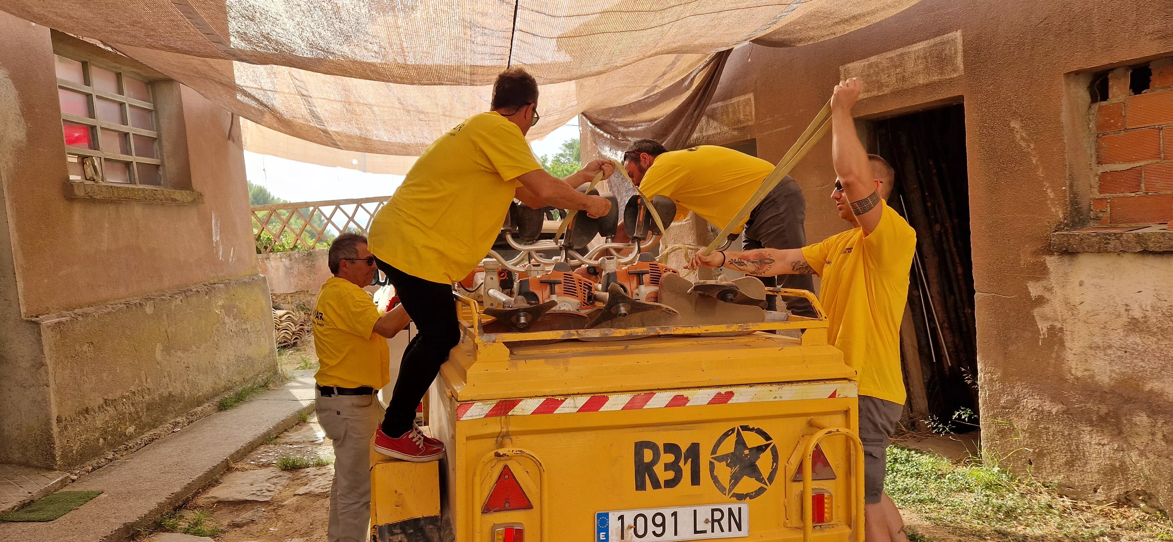 Bomberos de Infoar a su regreso a Ayerbe del incendio de Castilla y León. Foto Myriam Martínez