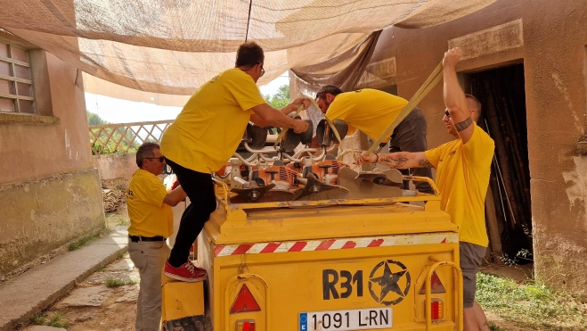 Bomberos de Infoar a su regreso a Ayerbe del incendio de Castilla y León. Foto Myriam Martínez