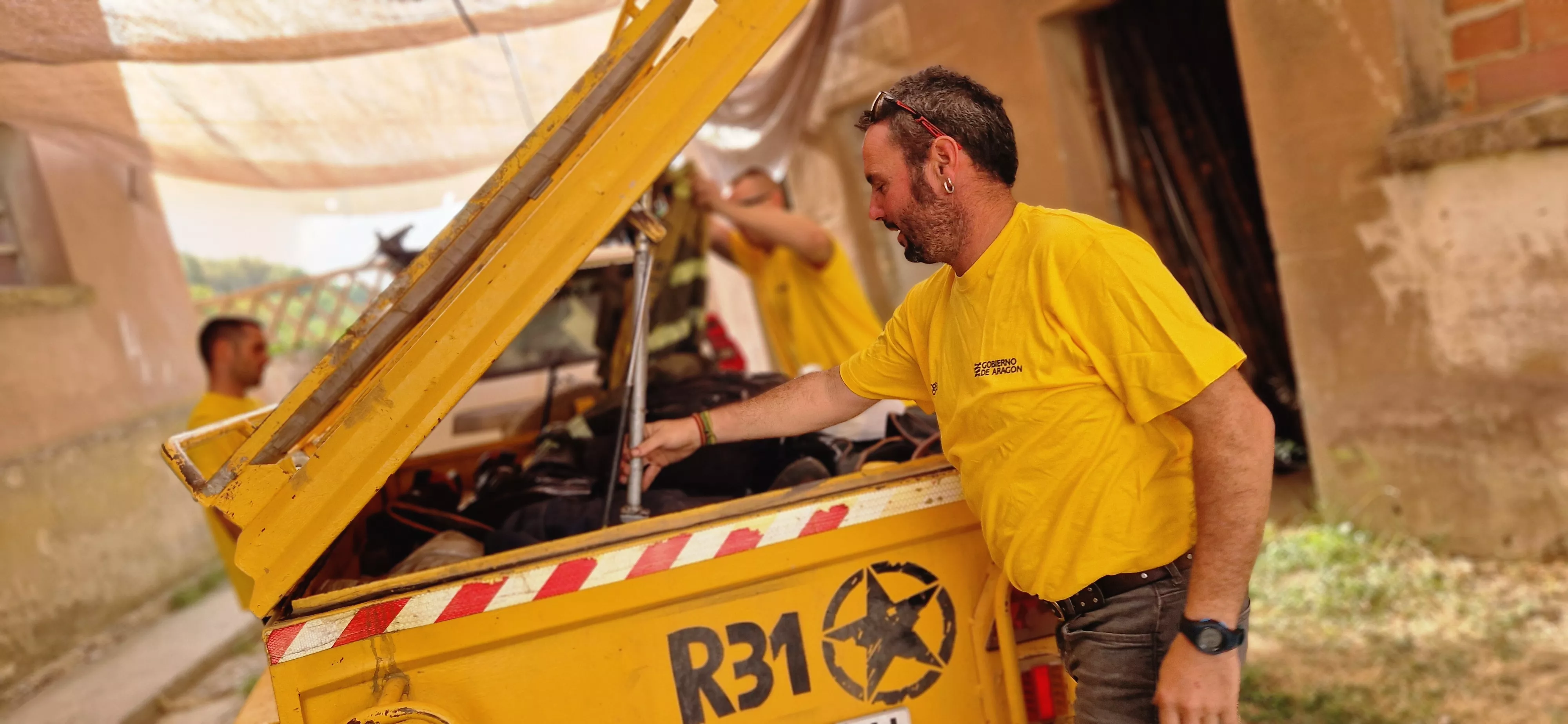 Bomberos de Infoar a su regreso a Ayerbe del incendio de Castilla y León. Foto Myriam Martínez