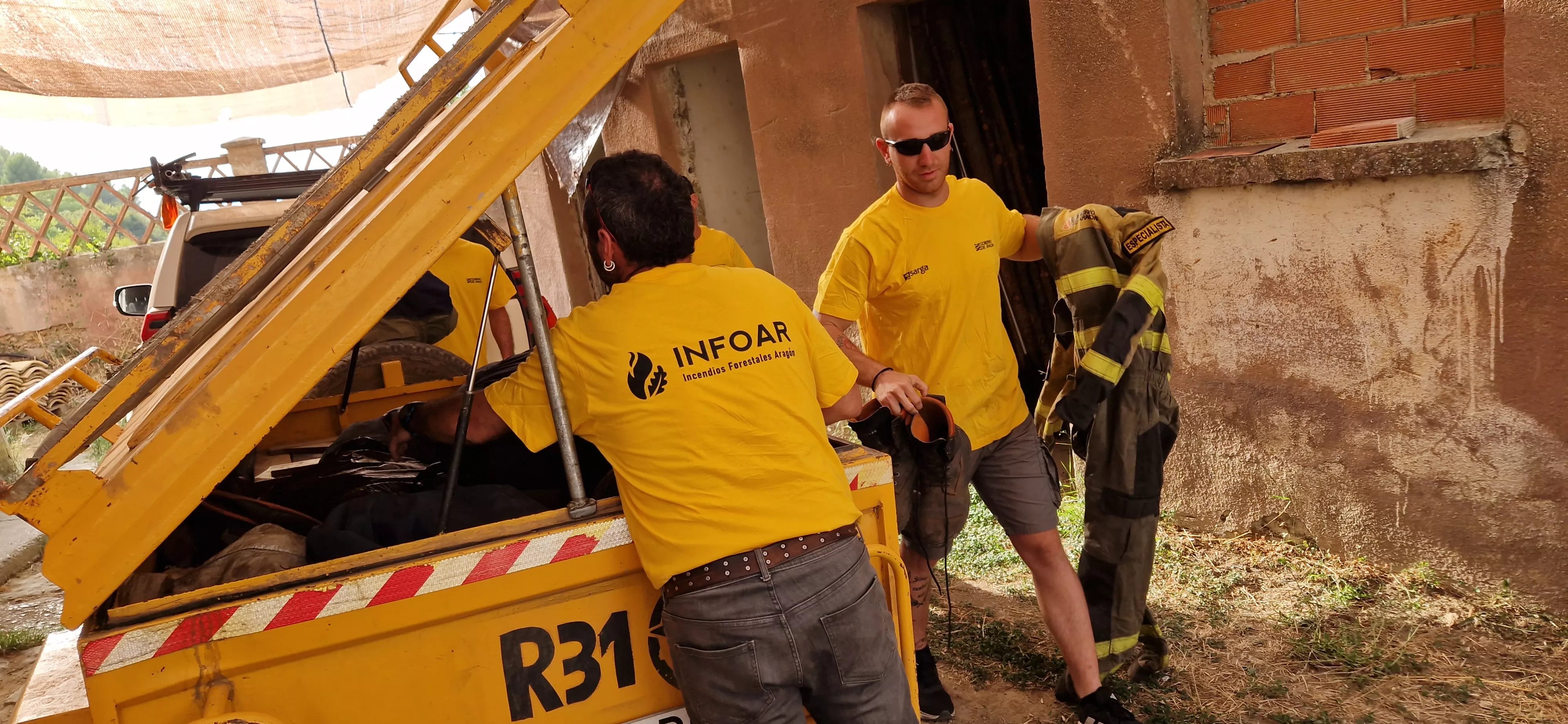 Bomberos de Infoar a su regreso a Ayerbe del incendio de Castilla y León. Foto Myriam Martínez